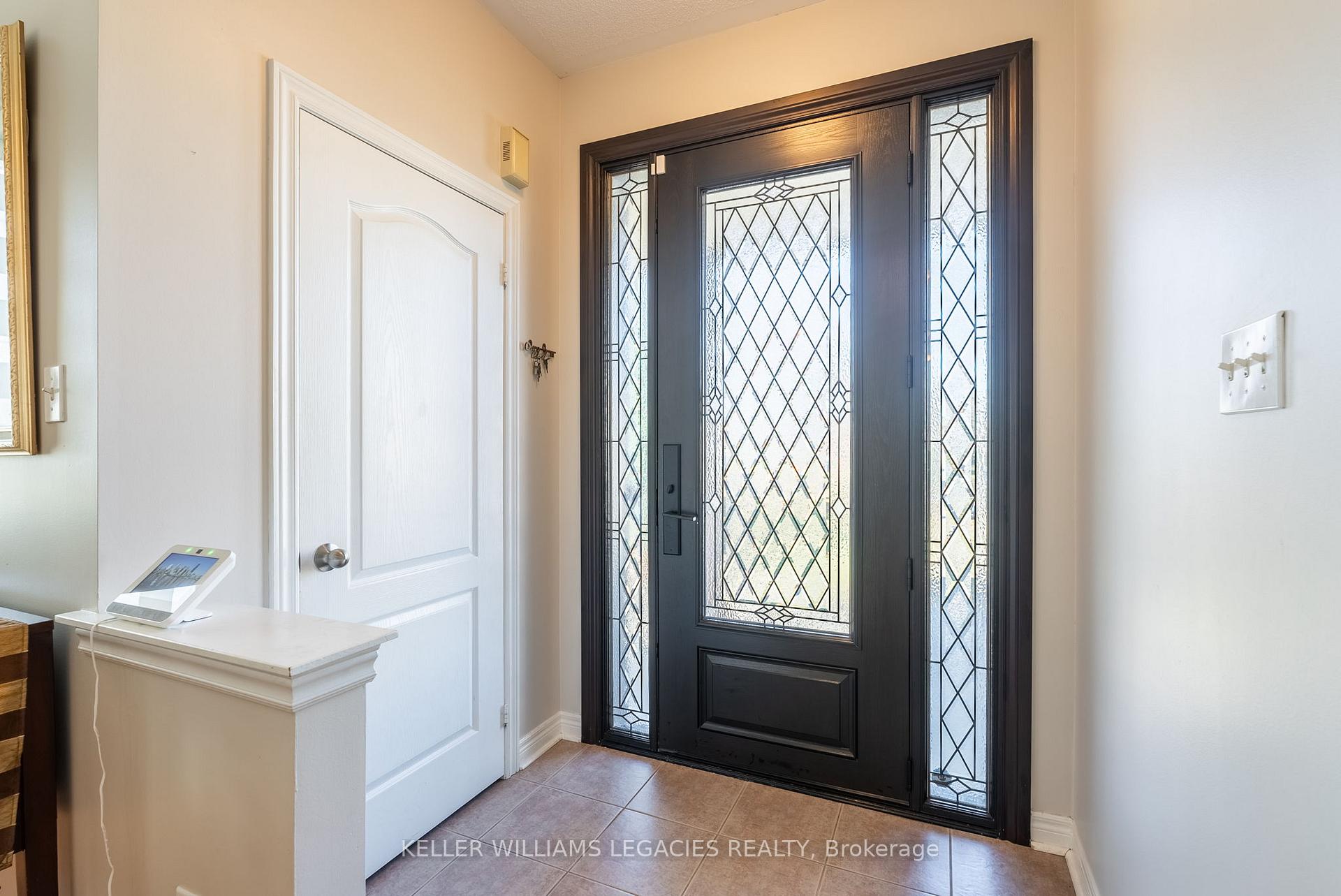 Photo 3 of 98 Daiseyfield Crescent, Vaughan, Vellore Village — HOMEH