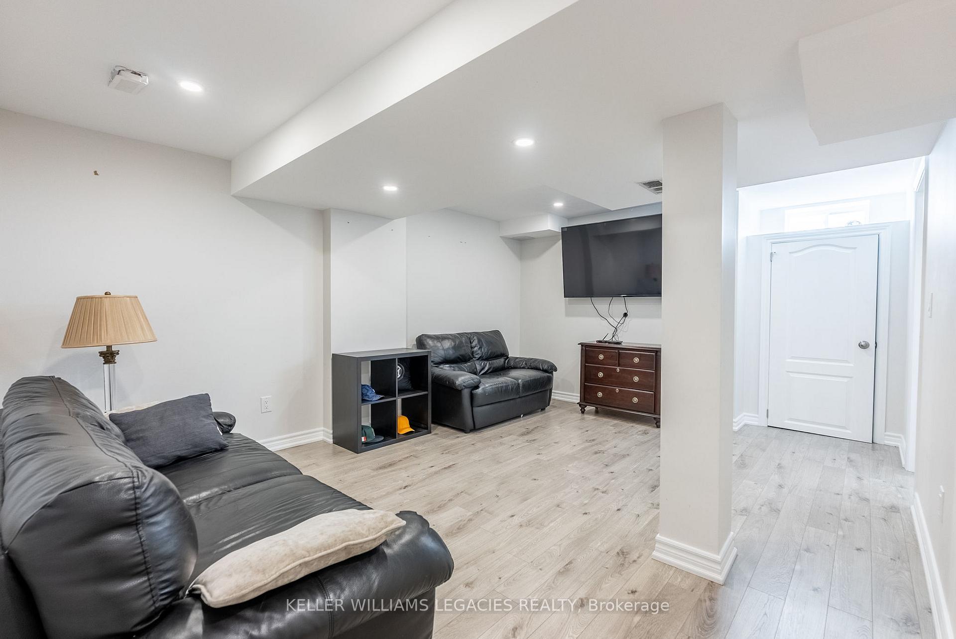 Photo 25 of 98 Daiseyfield Crescent, Vaughan, Vellore Village — HOMEH