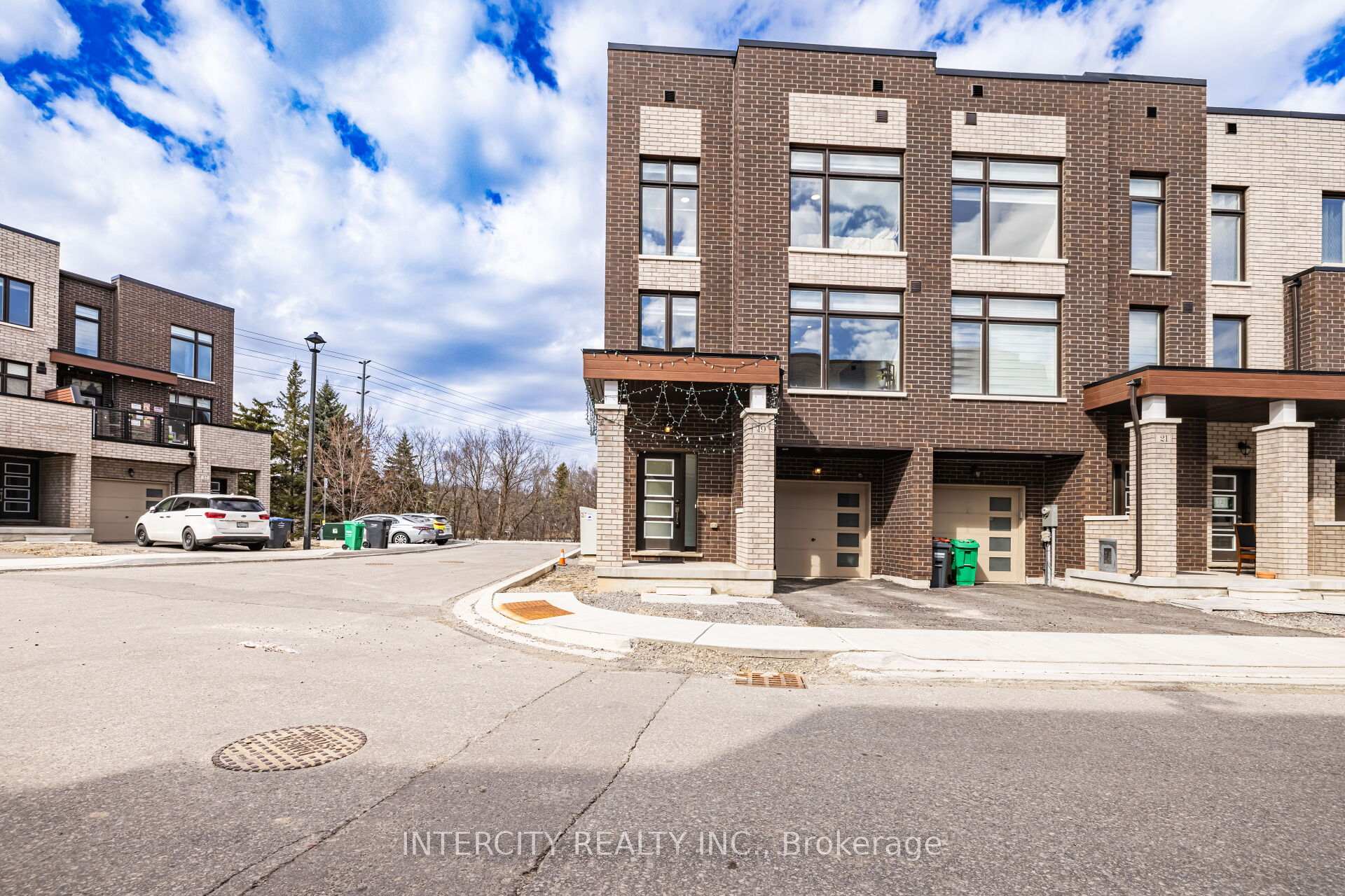 Photo 2 of 19 Queenpost Drive, Brampton, Credit Valley — HOMEH
