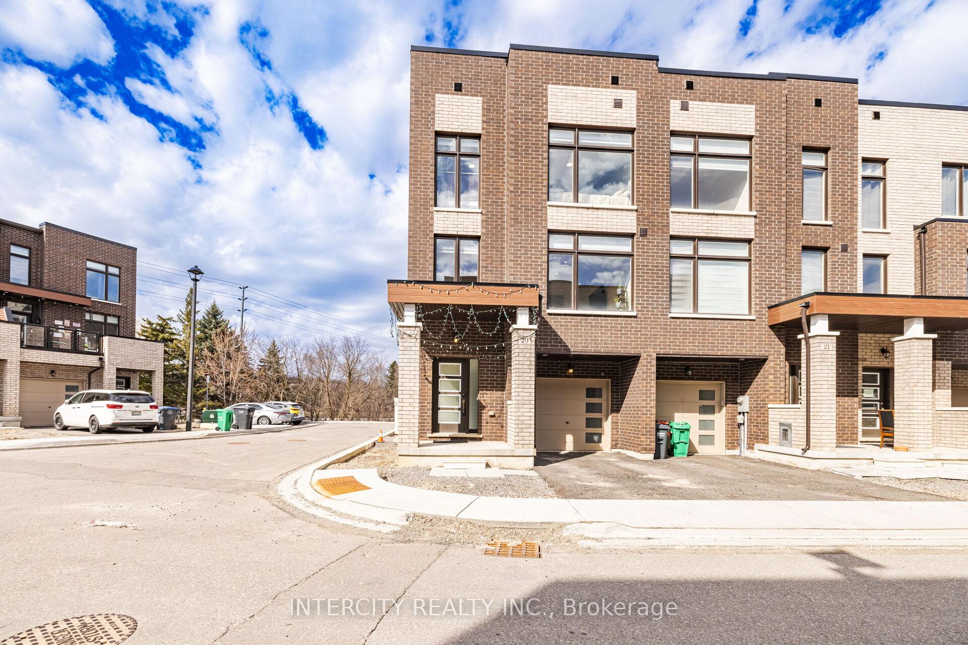 Photo 3 of 19 Queenpost Drive, Brampton, Credit Valley — HOMEH