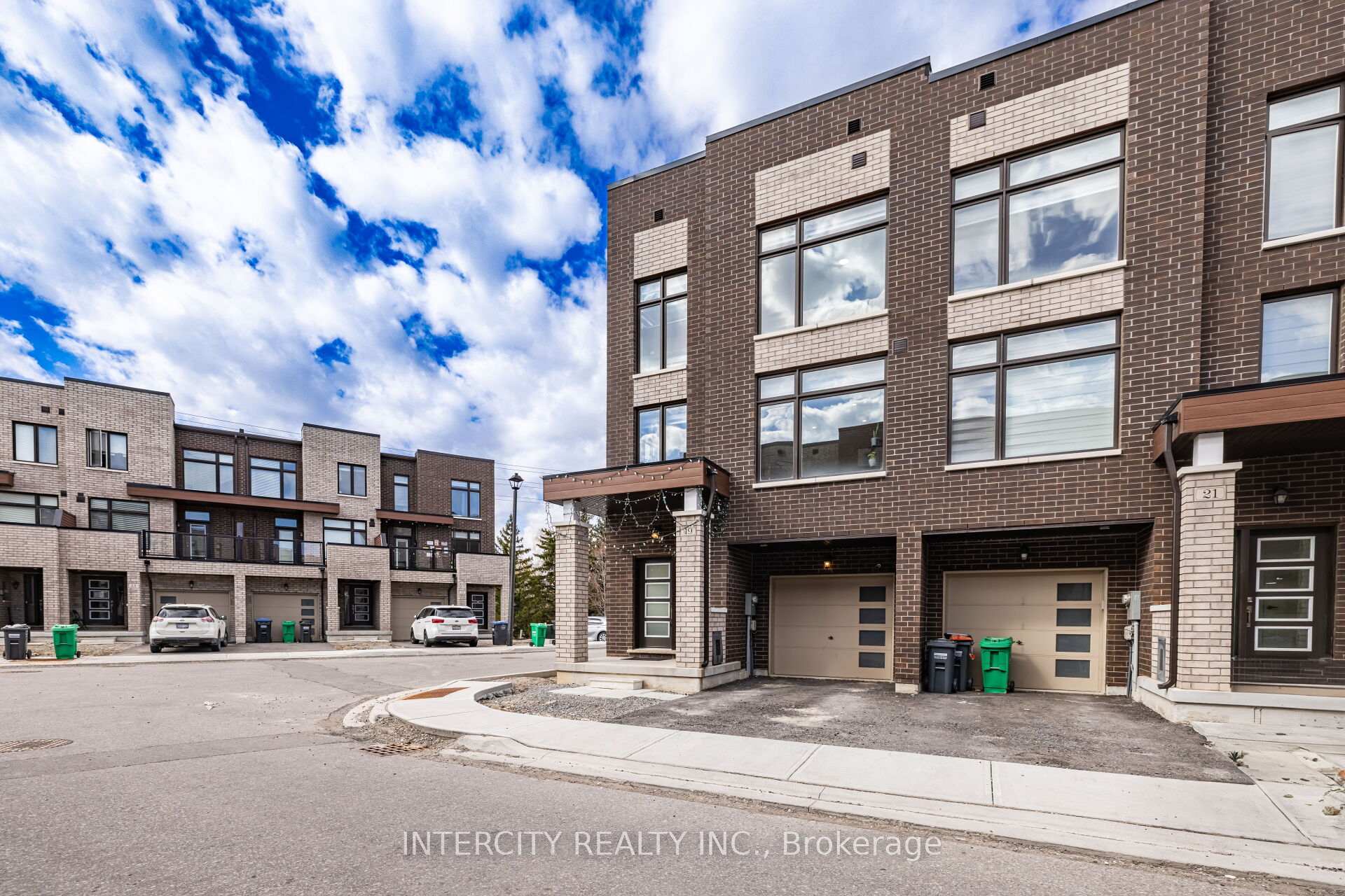 Photo 4 of 19 Queenpost Drive, Brampton, Credit Valley — HOMEH
