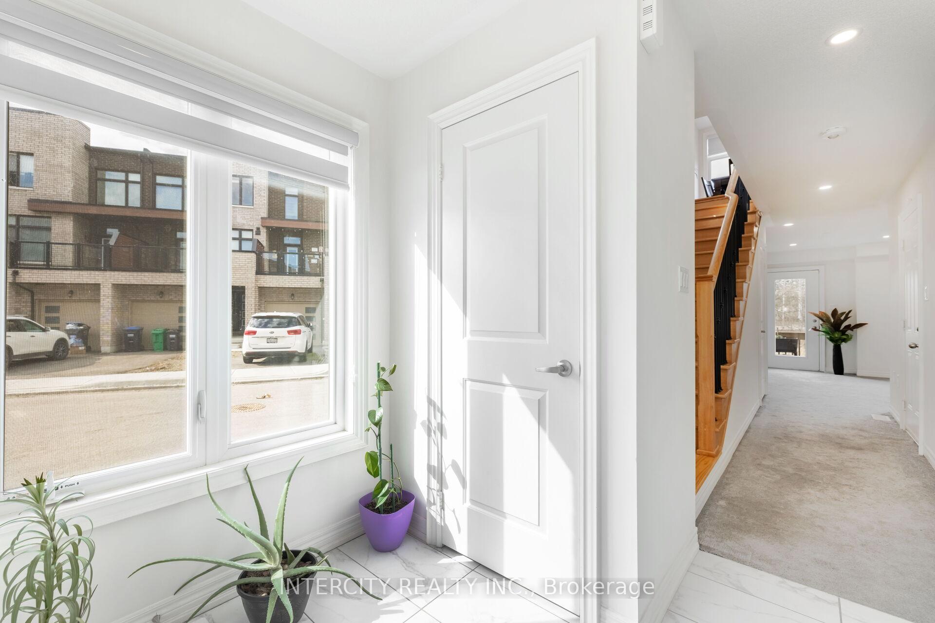 Photo 7 of 19 Queenpost Drive, Brampton, Credit Valley — HOMEH