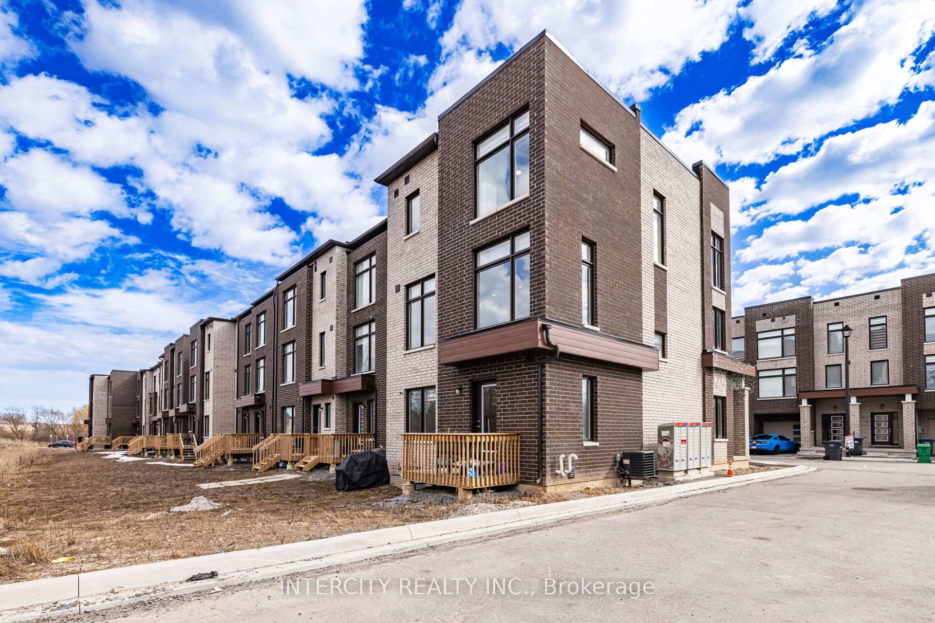 Photo 47 of 19 Queenpost Drive, Brampton, Credit Valley — HOMEH