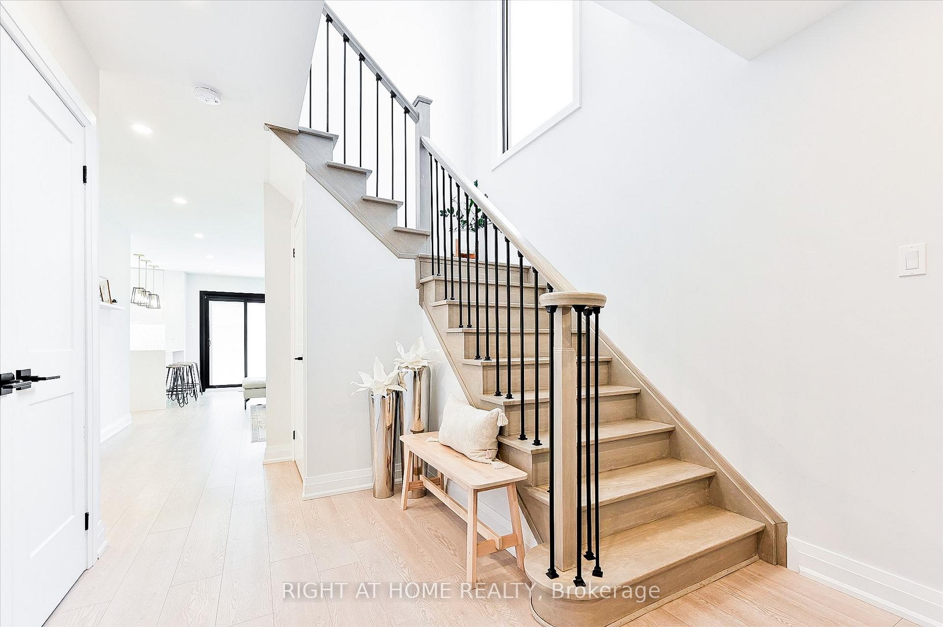Photo 3 of 29 Mountfield Crescent, Vaughan, Brownridge — HOMEH