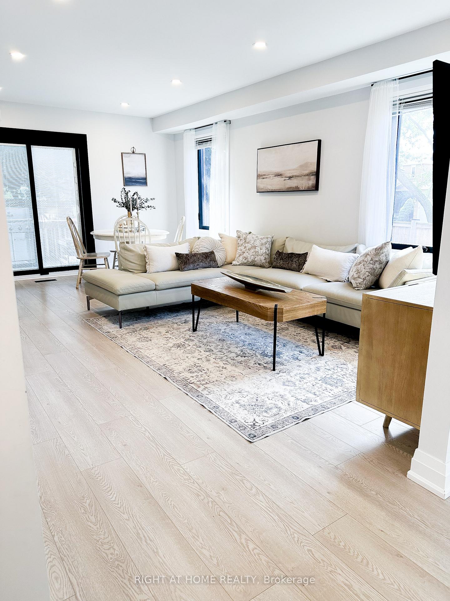 Photo 5 of 29 Mountfield Crescent, Vaughan, Brownridge — HOMEH