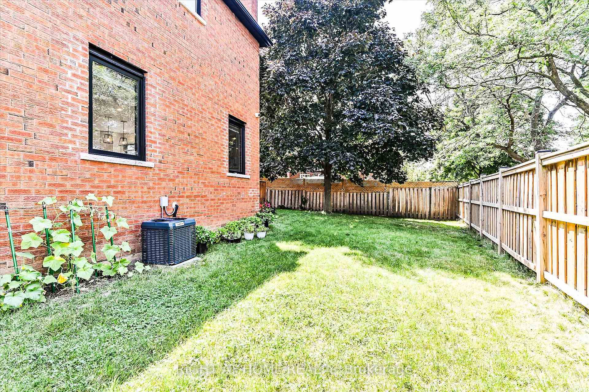 Photo 24 of 29 Mountfield Crescent, Vaughan, Brownridge — HOMEH