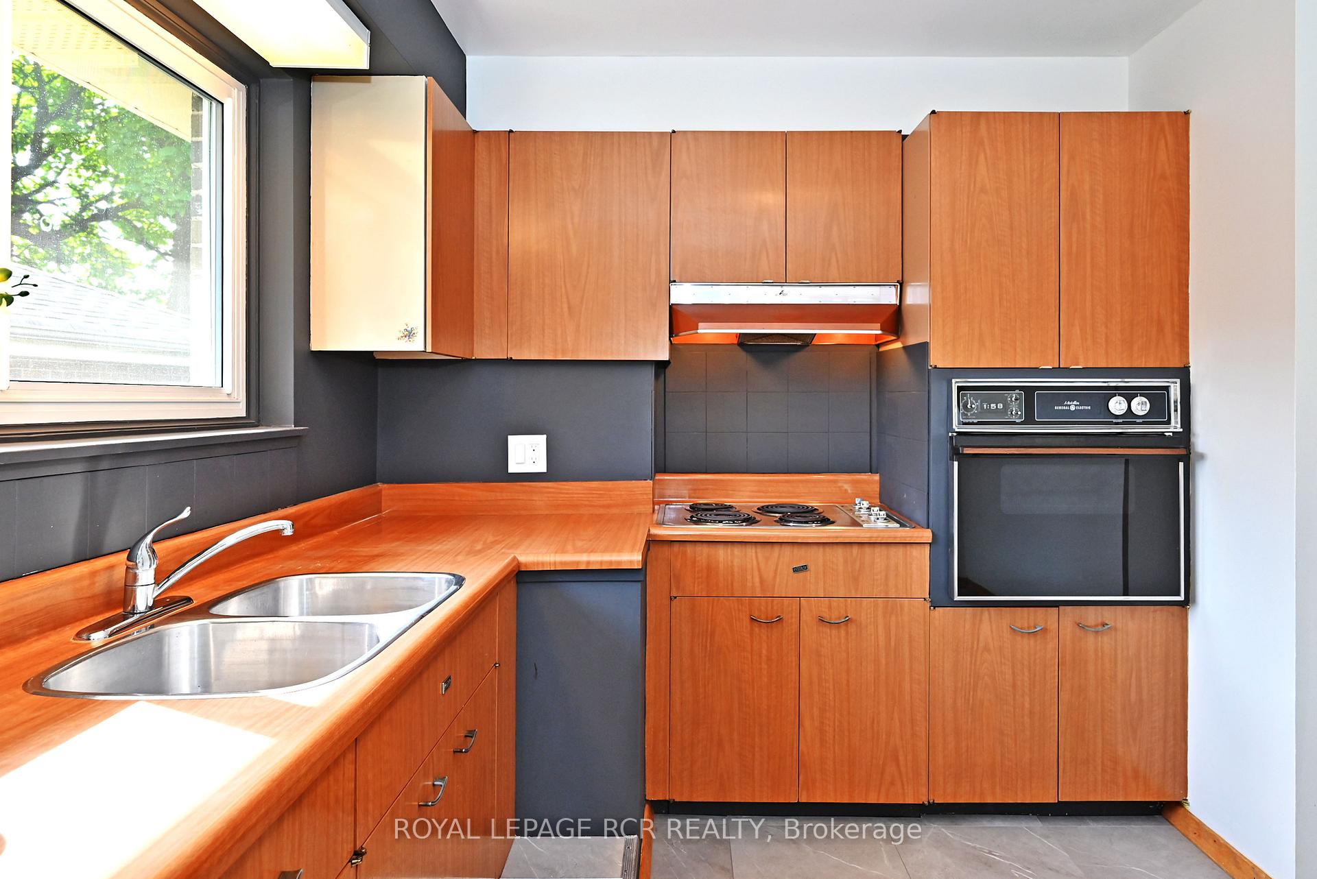 Photo 19 of 16 Cathedral Road, Brampton, Brampton East — HOMEH