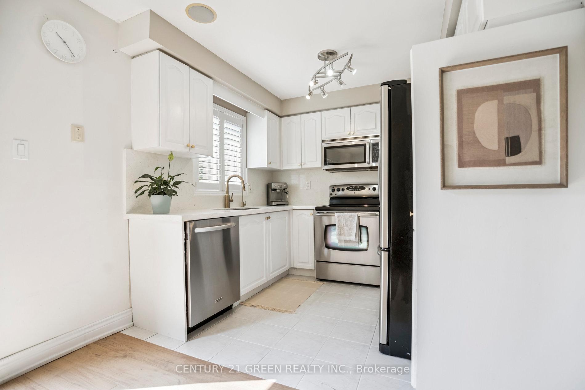 Photo 15 of 102 Niska Drive, Hamilton, Waterdown — HOMEH