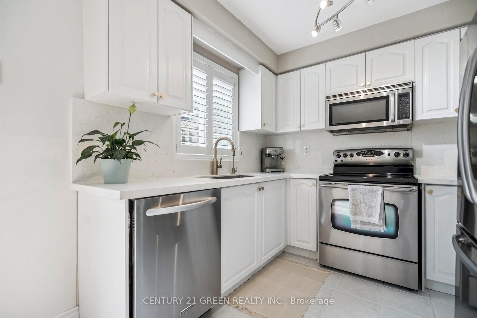 Photo 16 of 102 Niska Drive, Hamilton, Waterdown — HOMEH