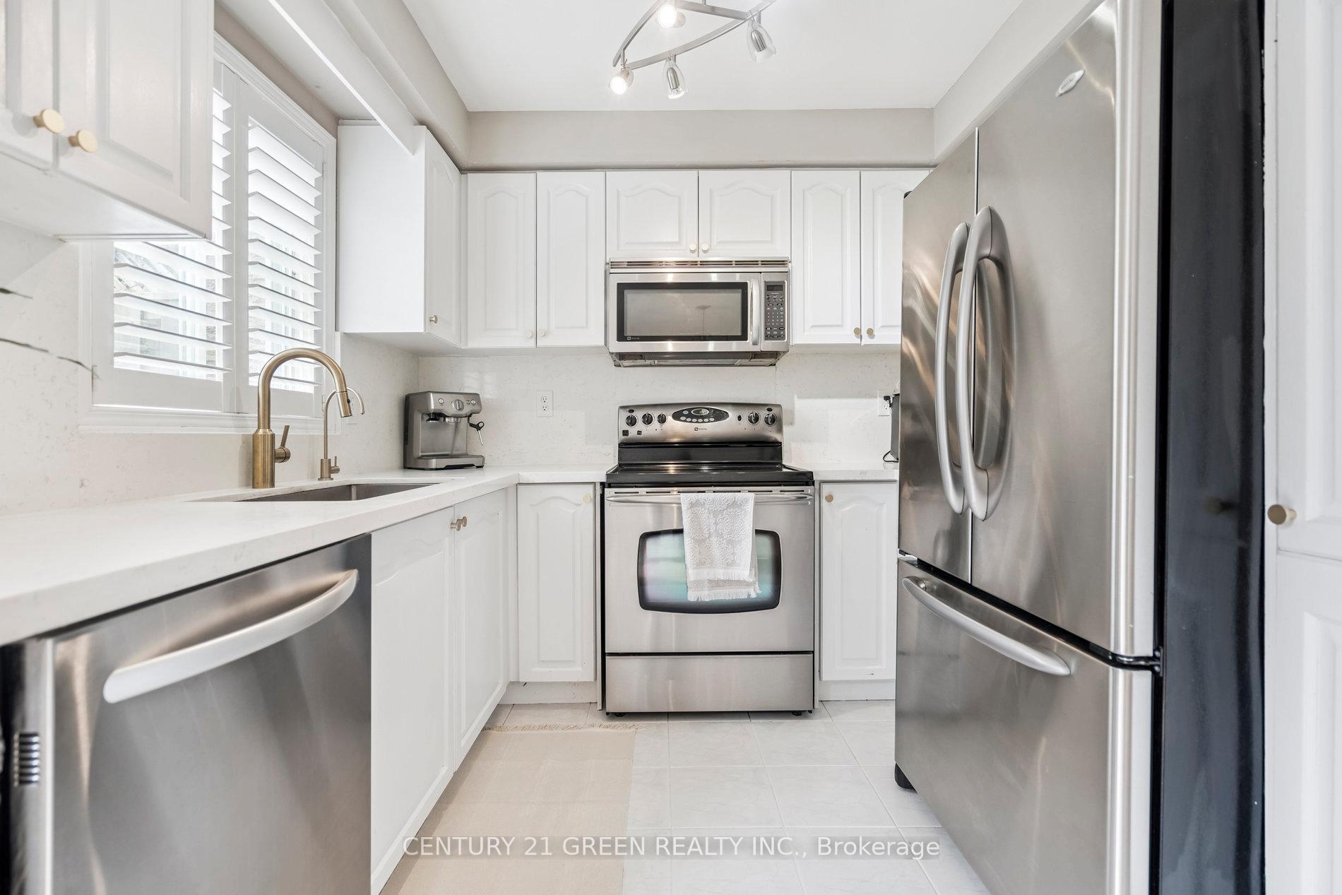 Photo 17 of 102 Niska Drive, Hamilton, Waterdown — HOMEH