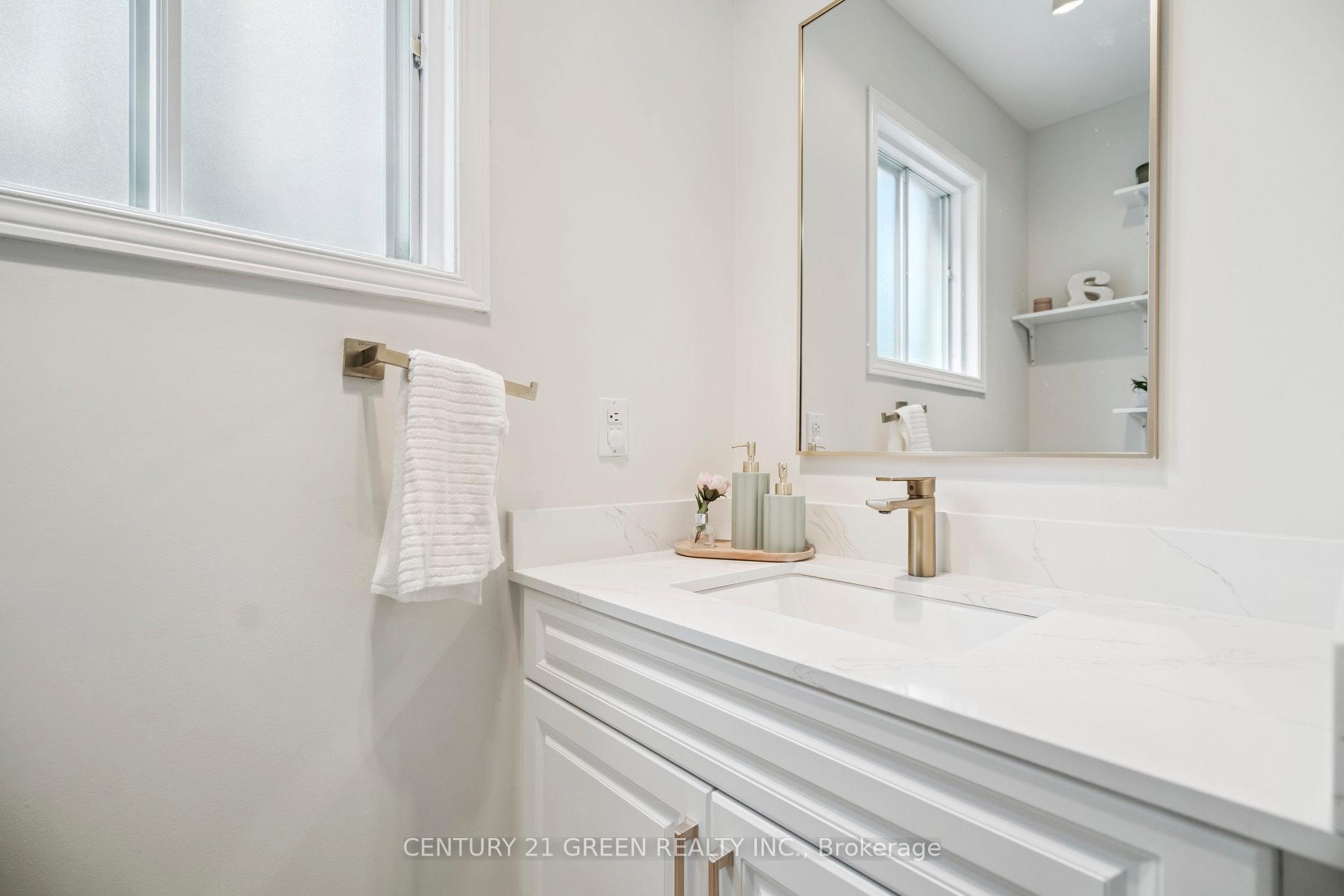 Photo 19 of 102 Niska Drive, Hamilton, Waterdown — HOMEH