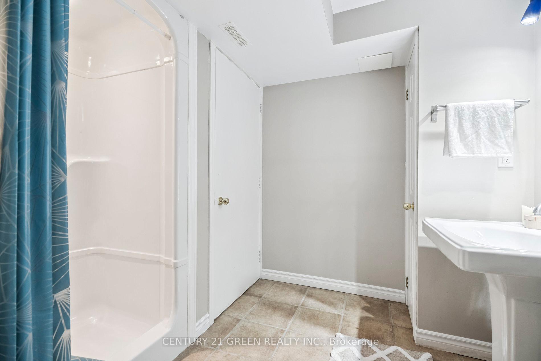 Photo 40 of 102 Niska Drive, Hamilton, Waterdown — HOMEH