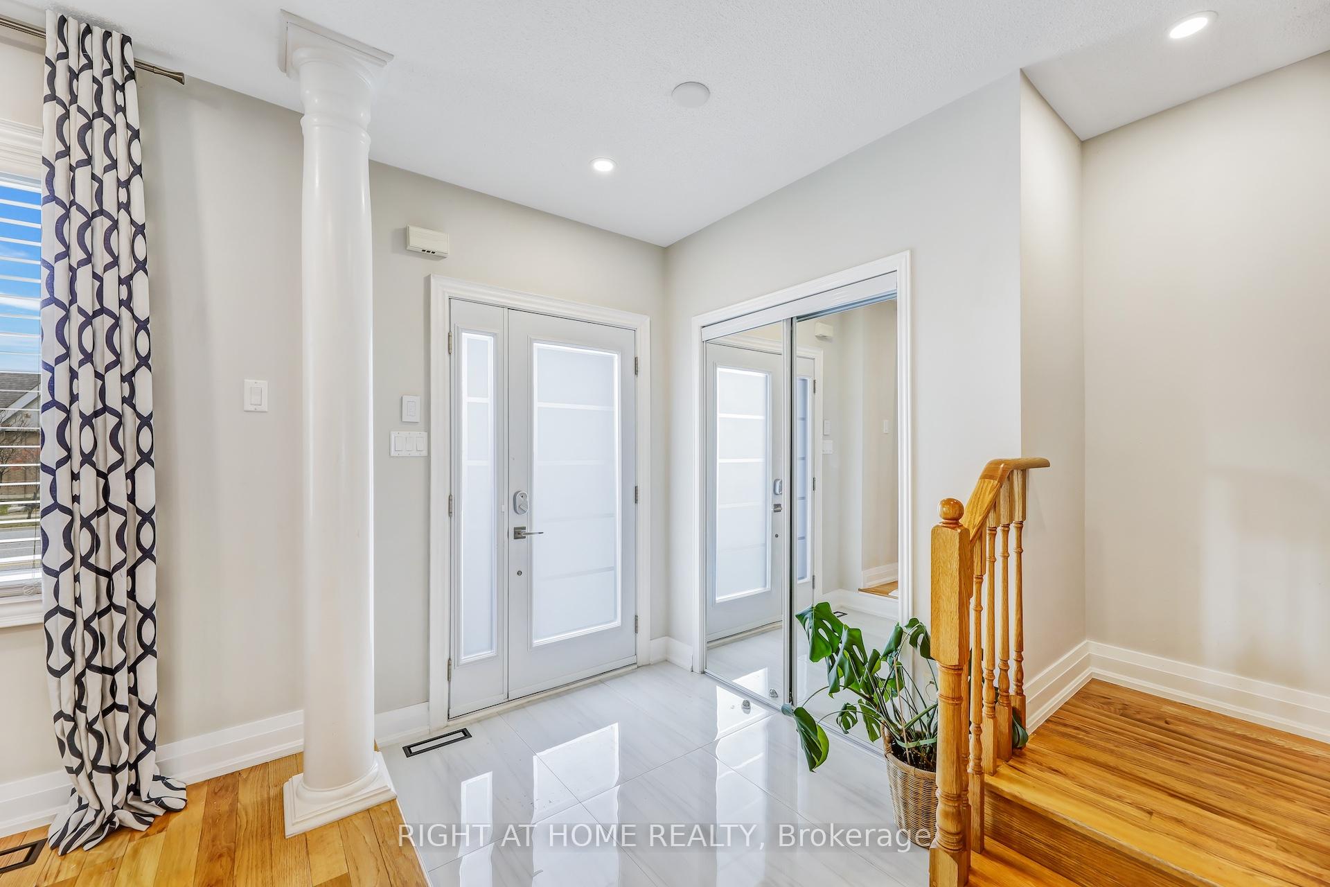 Photo 5 of 642 Confederation Parkway, Vaughan, Concord — HOMEH