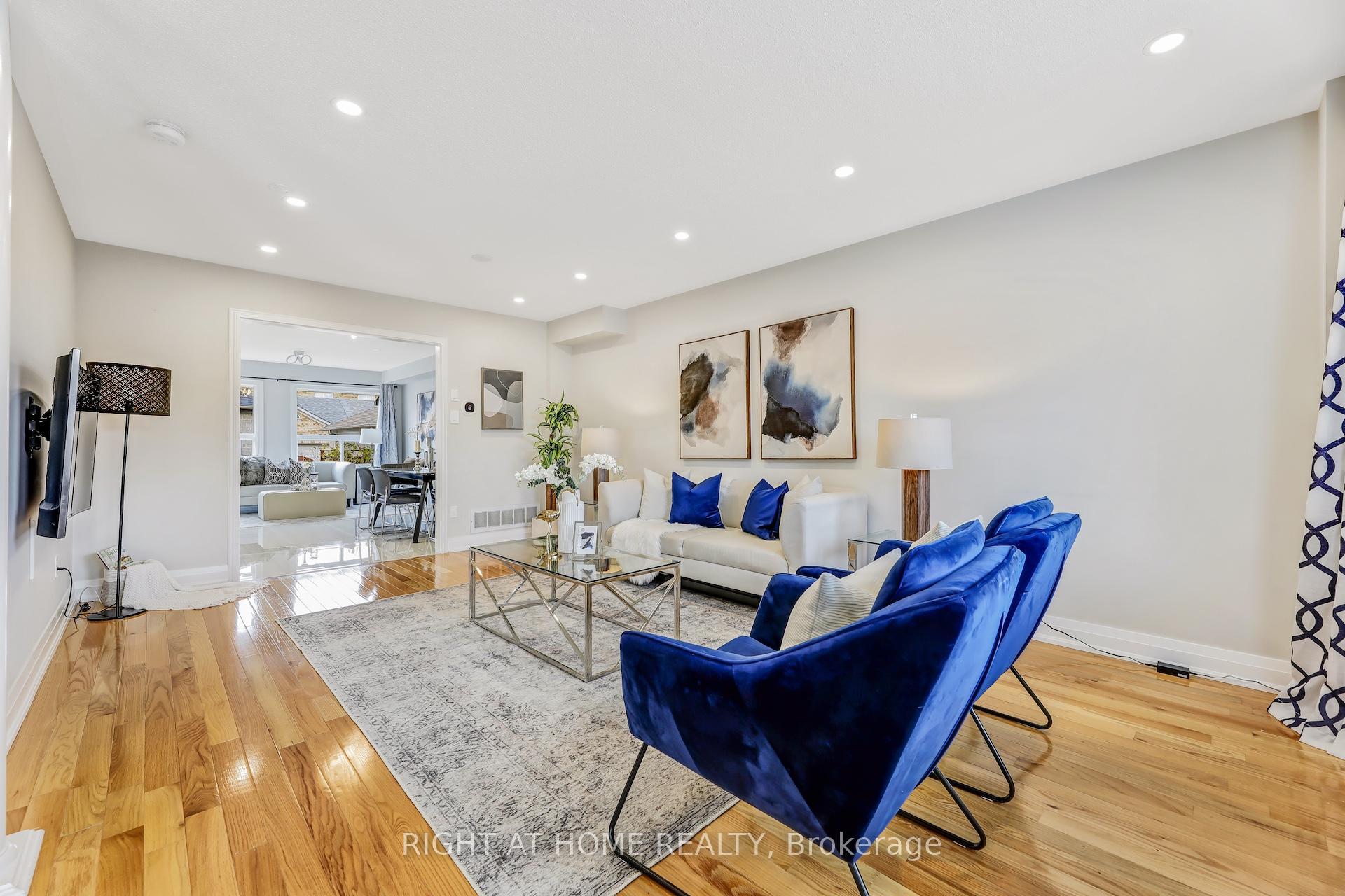 Photo 9 of 642 Confederation Parkway, Vaughan, Concord — HOMEH