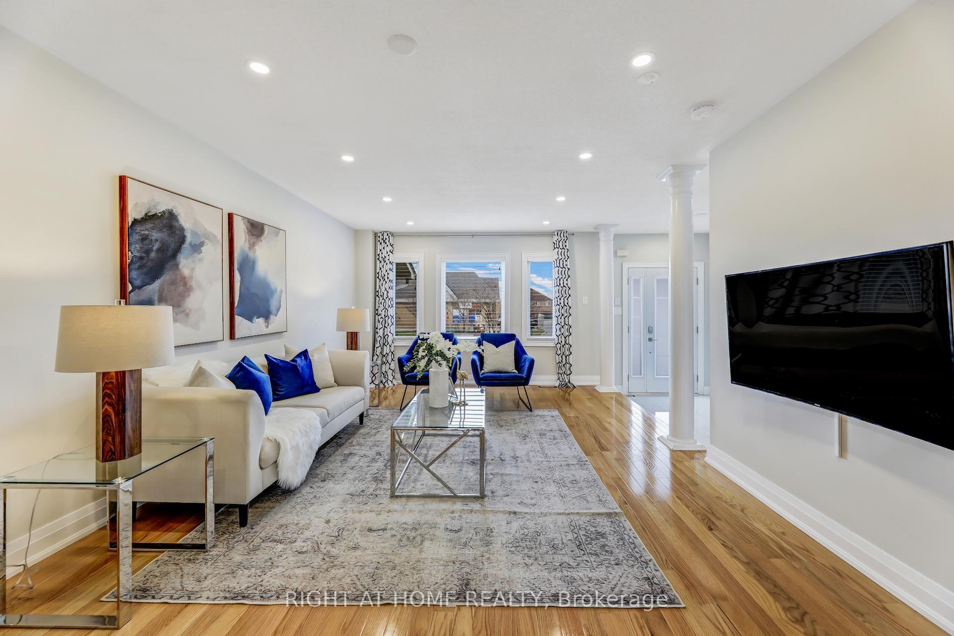 Photo 11 of 642 Confederation Parkway, Vaughan, Concord — HOMEH