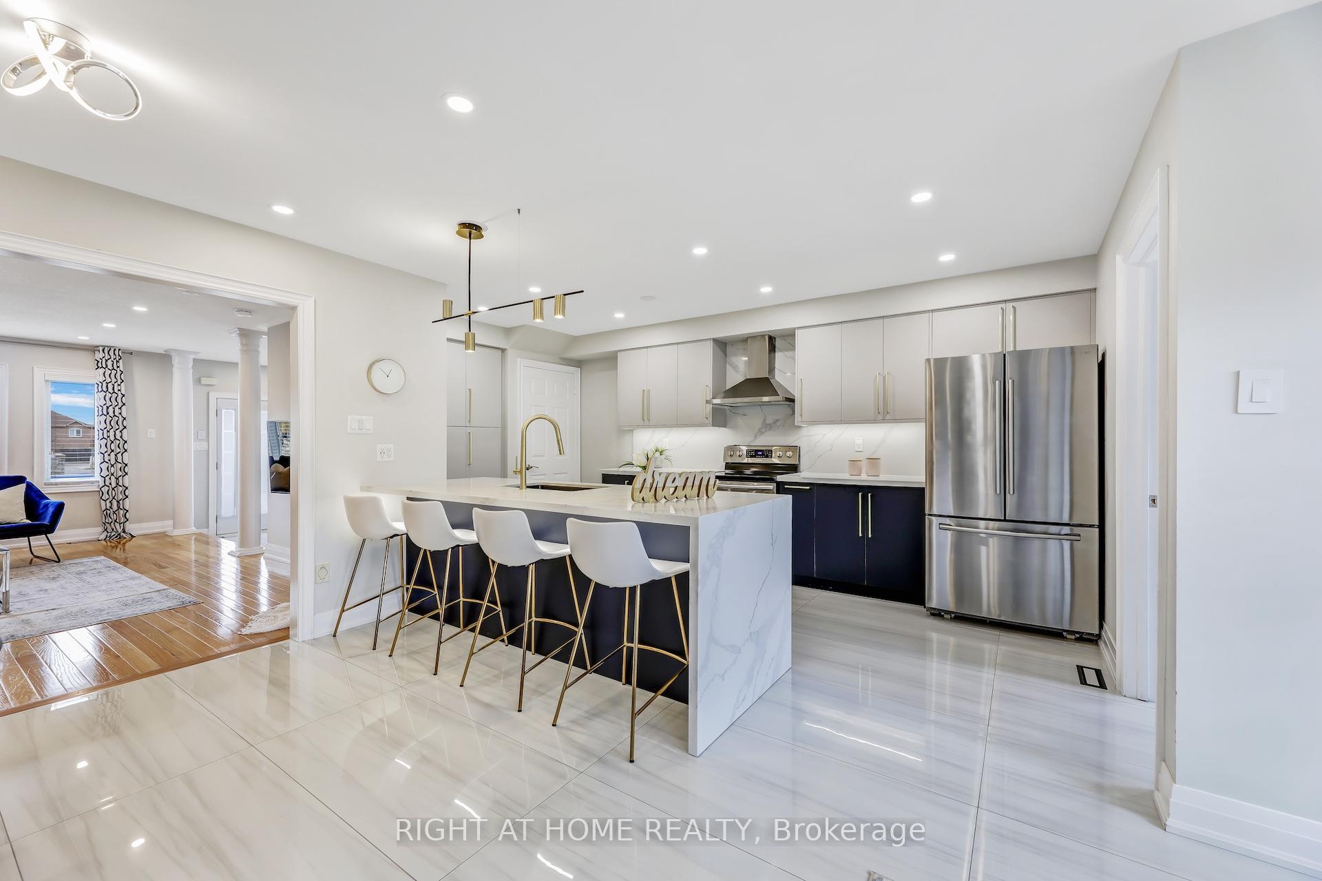 Photo 17 of 642 Confederation Parkway, Vaughan, Concord — HOMEH
