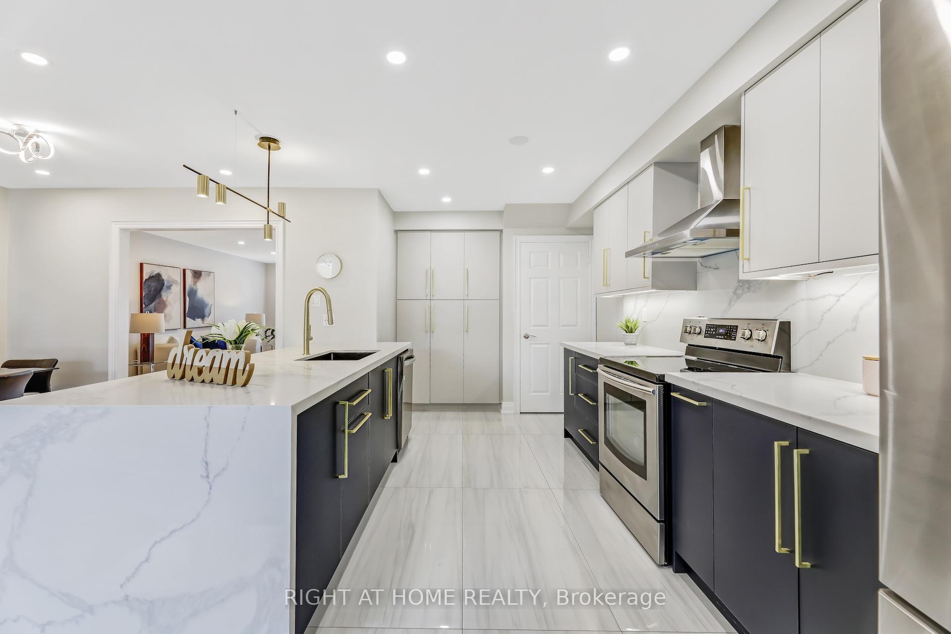 Photo 18 of 642 Confederation Parkway, Vaughan, Concord — HOMEH