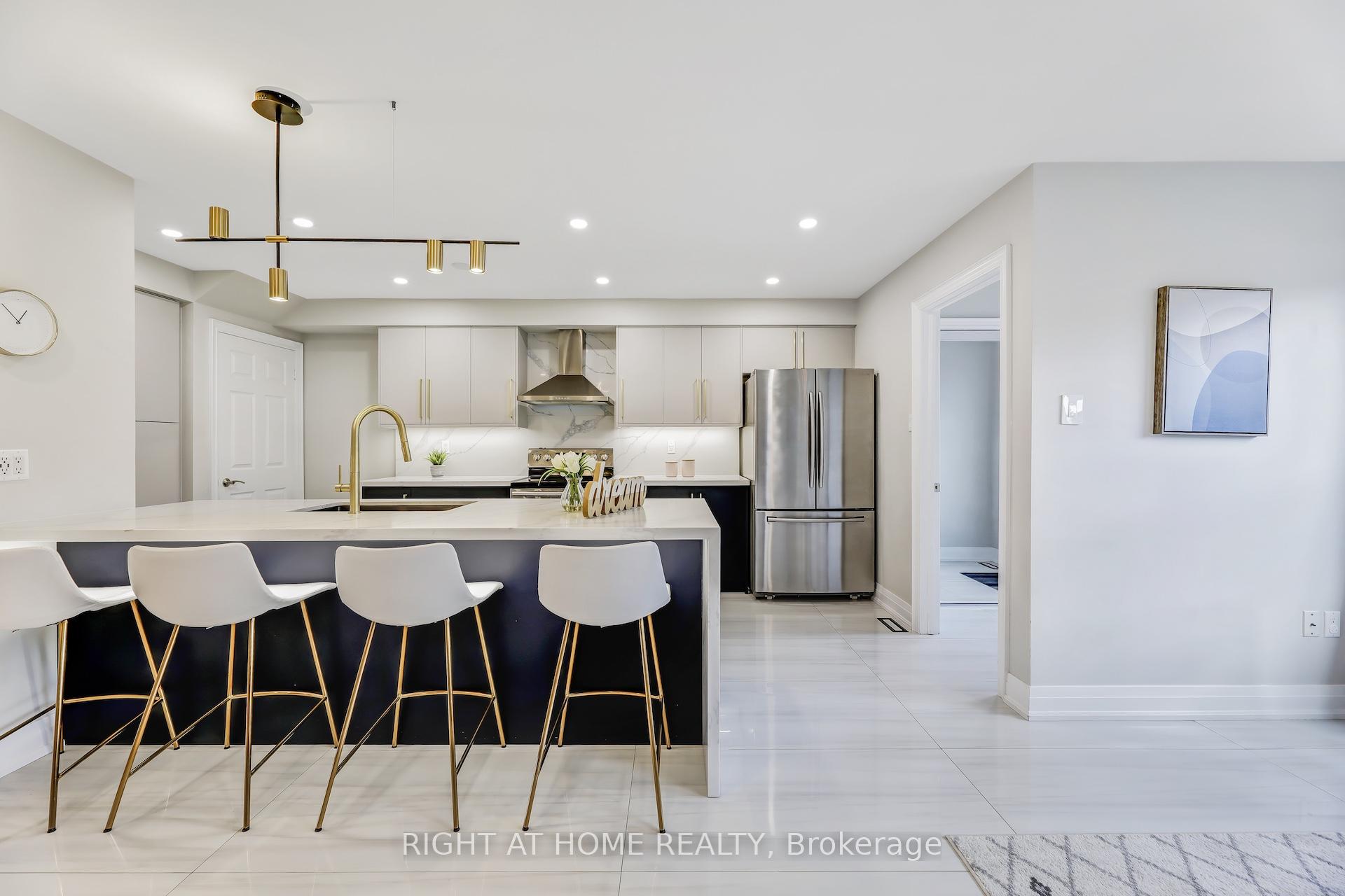 Photo 19 of 642 Confederation Parkway, Vaughan, Concord — HOMEH
