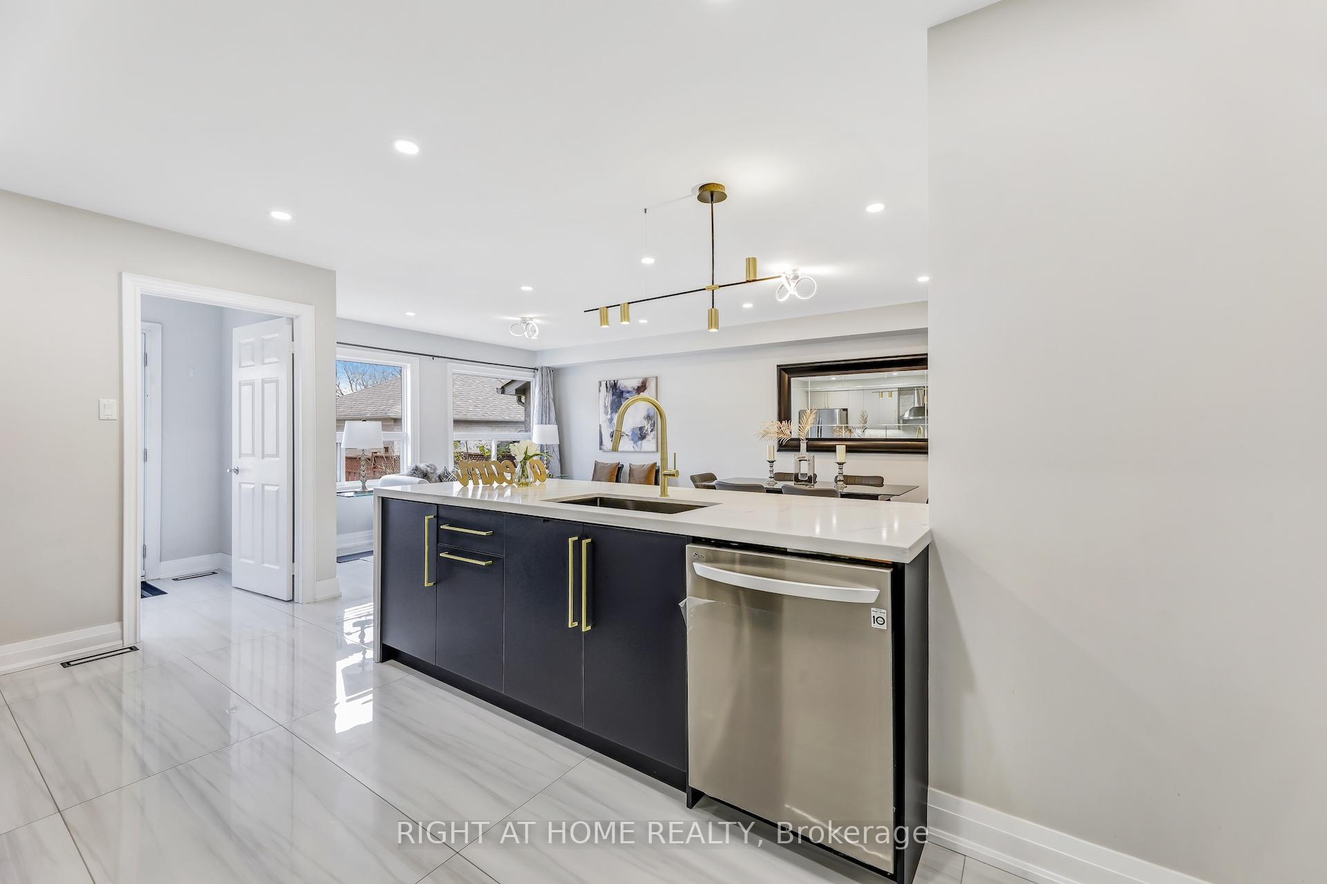 Photo 21 of 642 Confederation Parkway, Vaughan, Concord — HOMEH