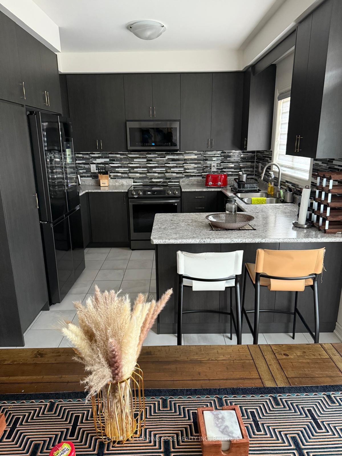 Photo 4 of 28 Great Falls Boulevard, Hamilton, Waterdown — HOMEH