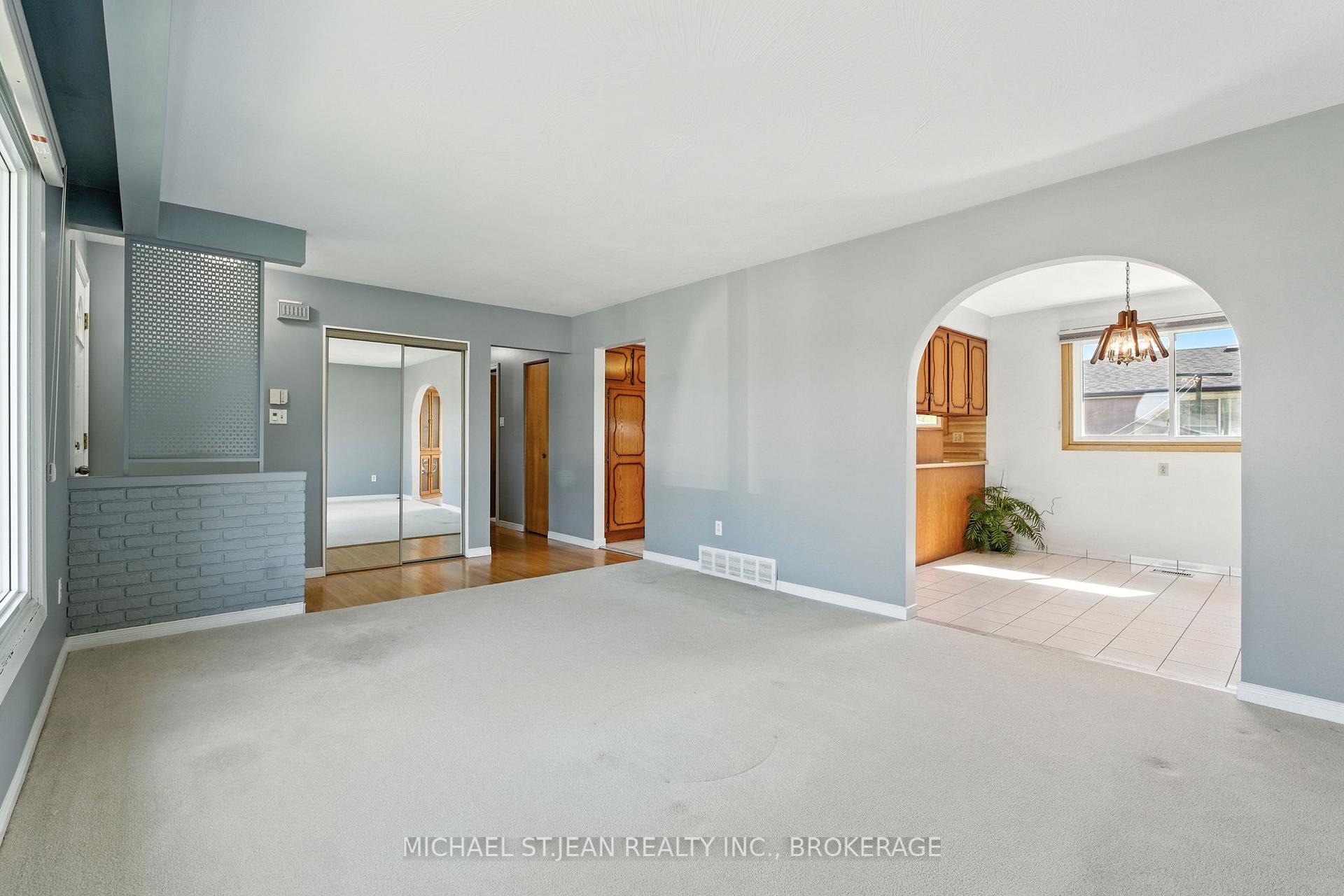 Photo 11 of 10 Rose Crescent, Hamilton, Stoney Creek — HOMEH