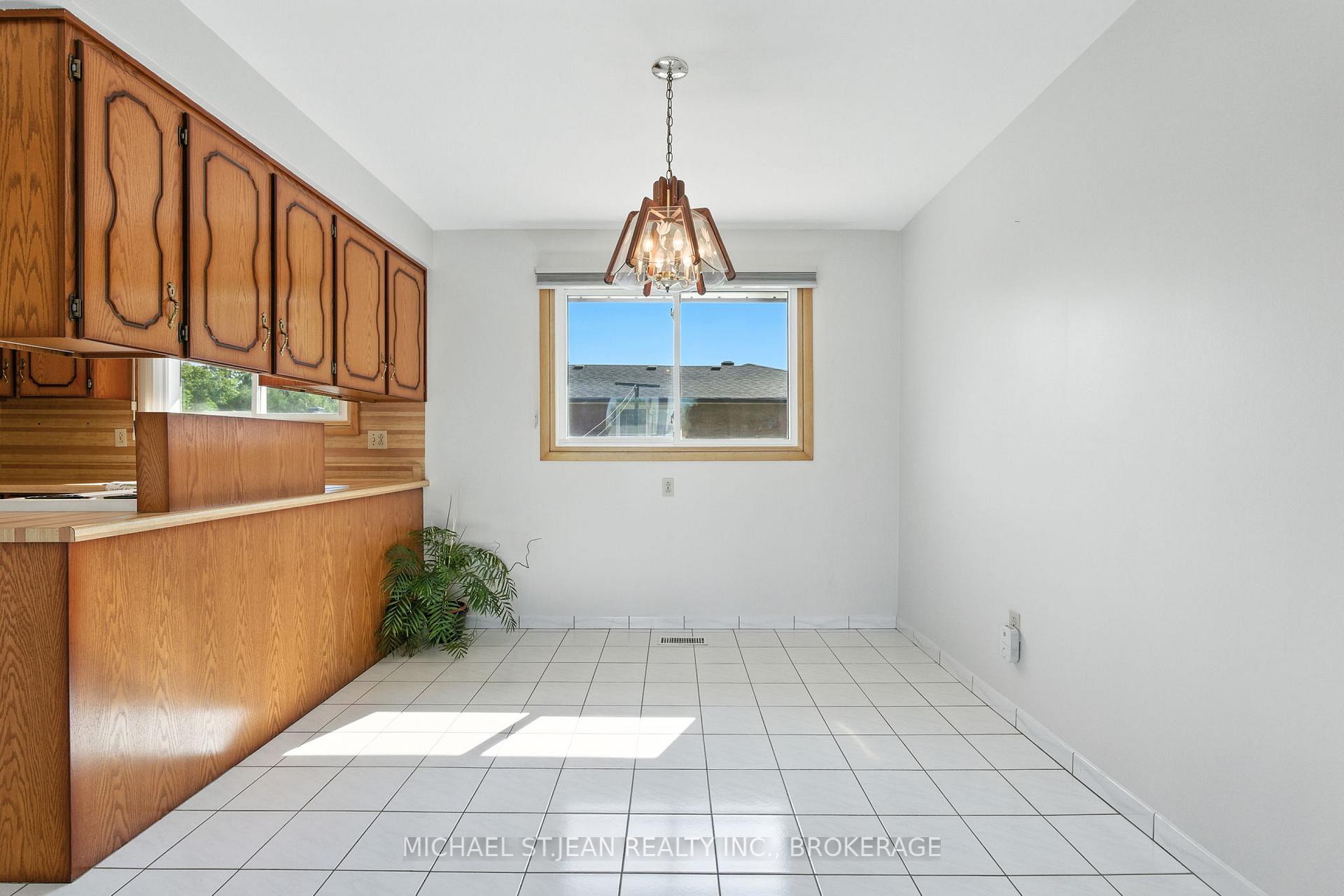 Photo 12 of 10 Rose Crescent, Hamilton, Stoney Creek — HOMEH