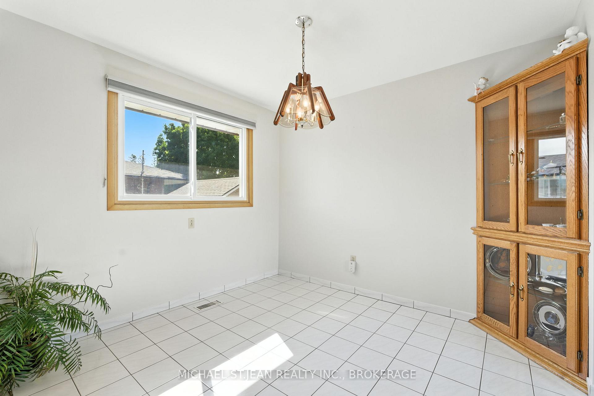 Photo 13 of 10 Rose Crescent, Hamilton, Stoney Creek — HOMEH