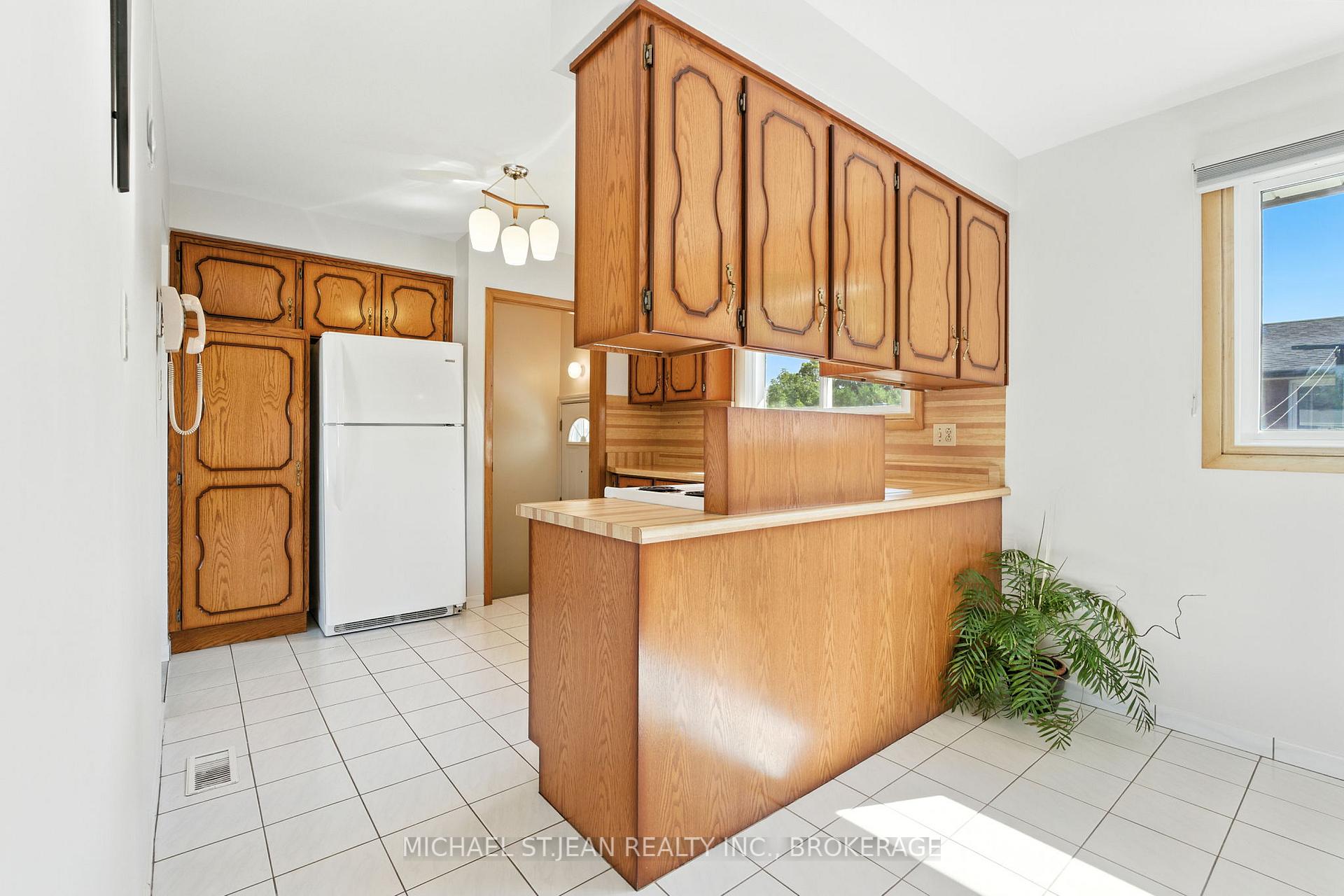 Photo 15 of 10 Rose Crescent, Hamilton, Stoney Creek — HOMEH