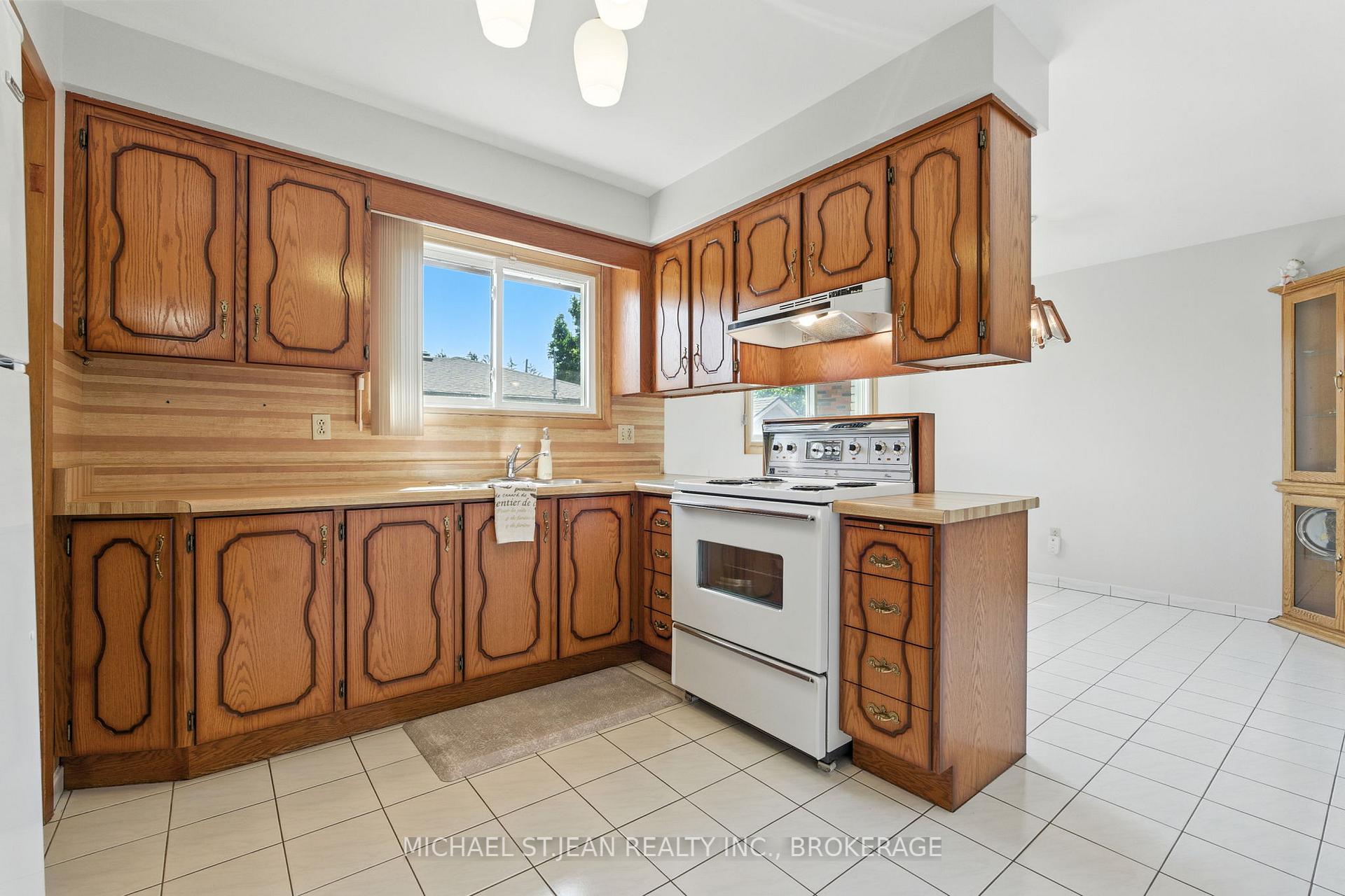 Photo 16 of 10 Rose Crescent, Hamilton, Stoney Creek — HOMEH