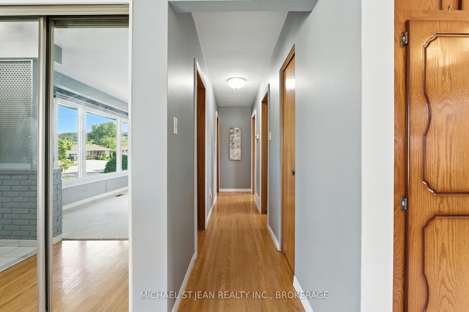 Photo 17 of 10 Rose Crescent, Hamilton, Stoney Creek — HOMEH