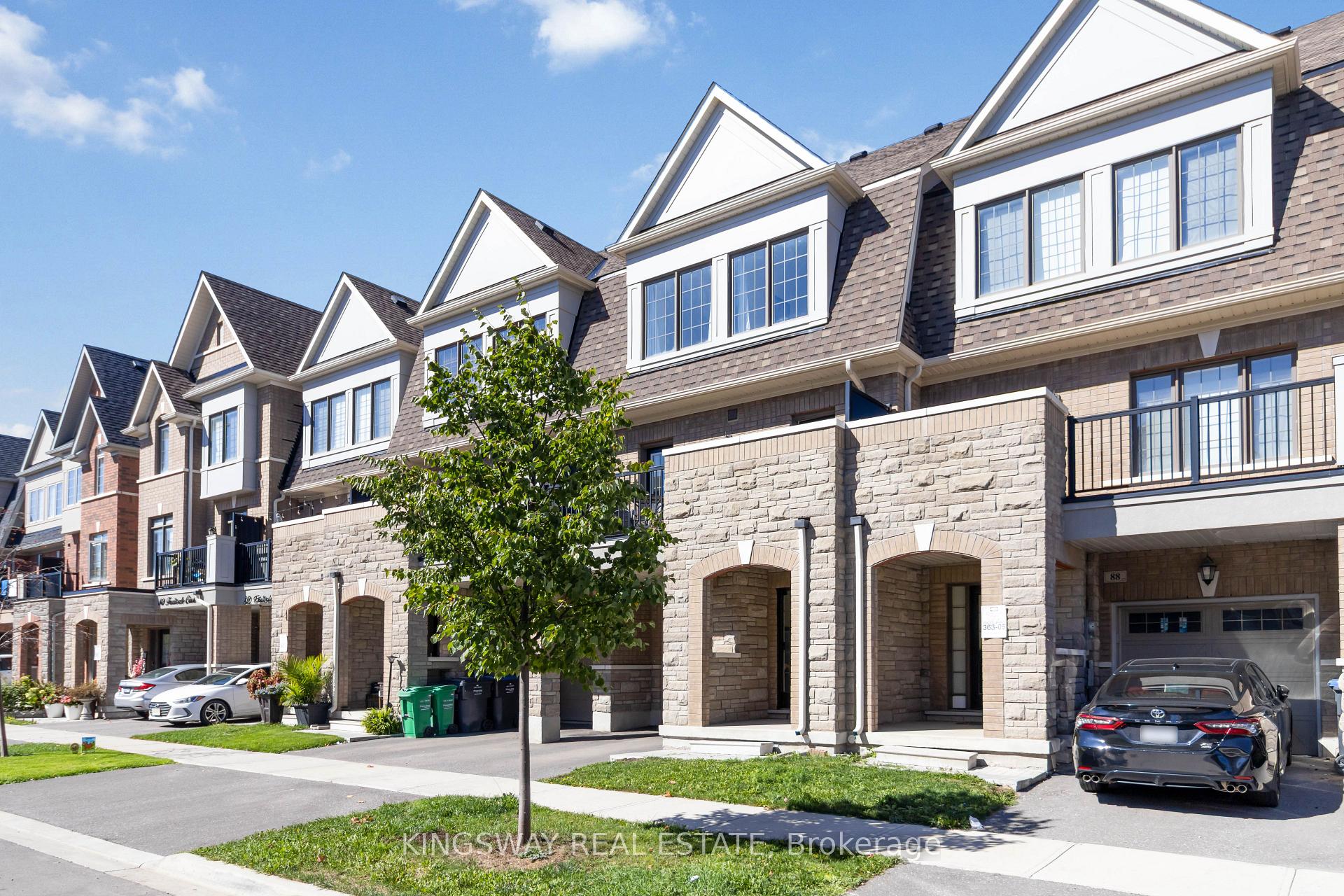 Photo 3 of 86 Fruitvale Circle, Brampton, Northwest Brampton — HOMEH
