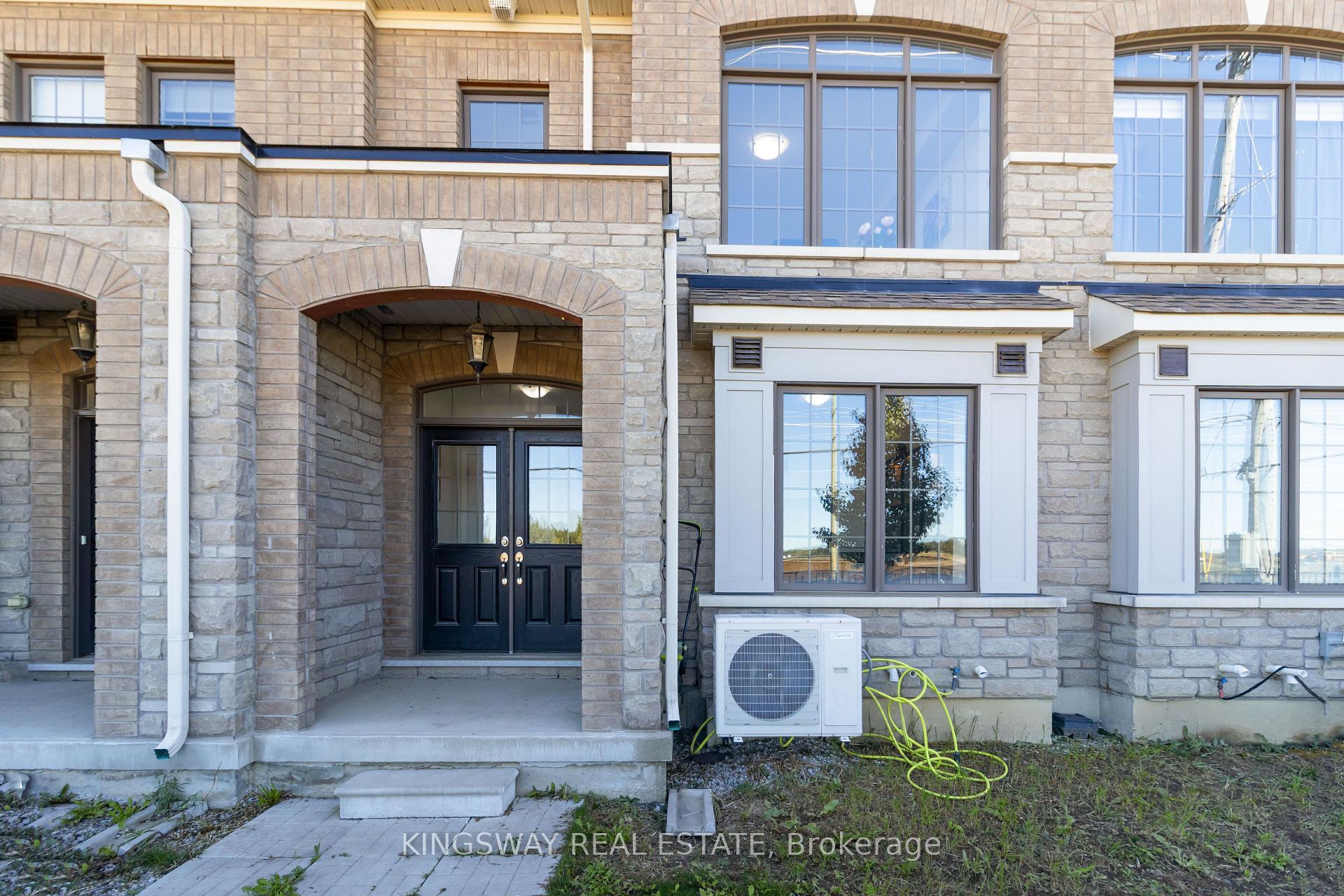 Photo 4 of 86 Fruitvale Circle, Brampton, Northwest Brampton — HOMEH