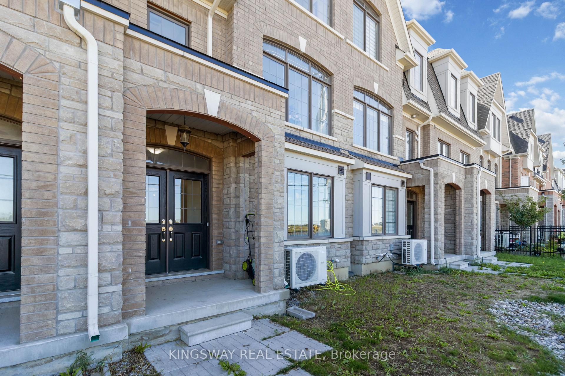 Photo 5 of 86 Fruitvale Circle, Brampton, Northwest Brampton — HOMEH