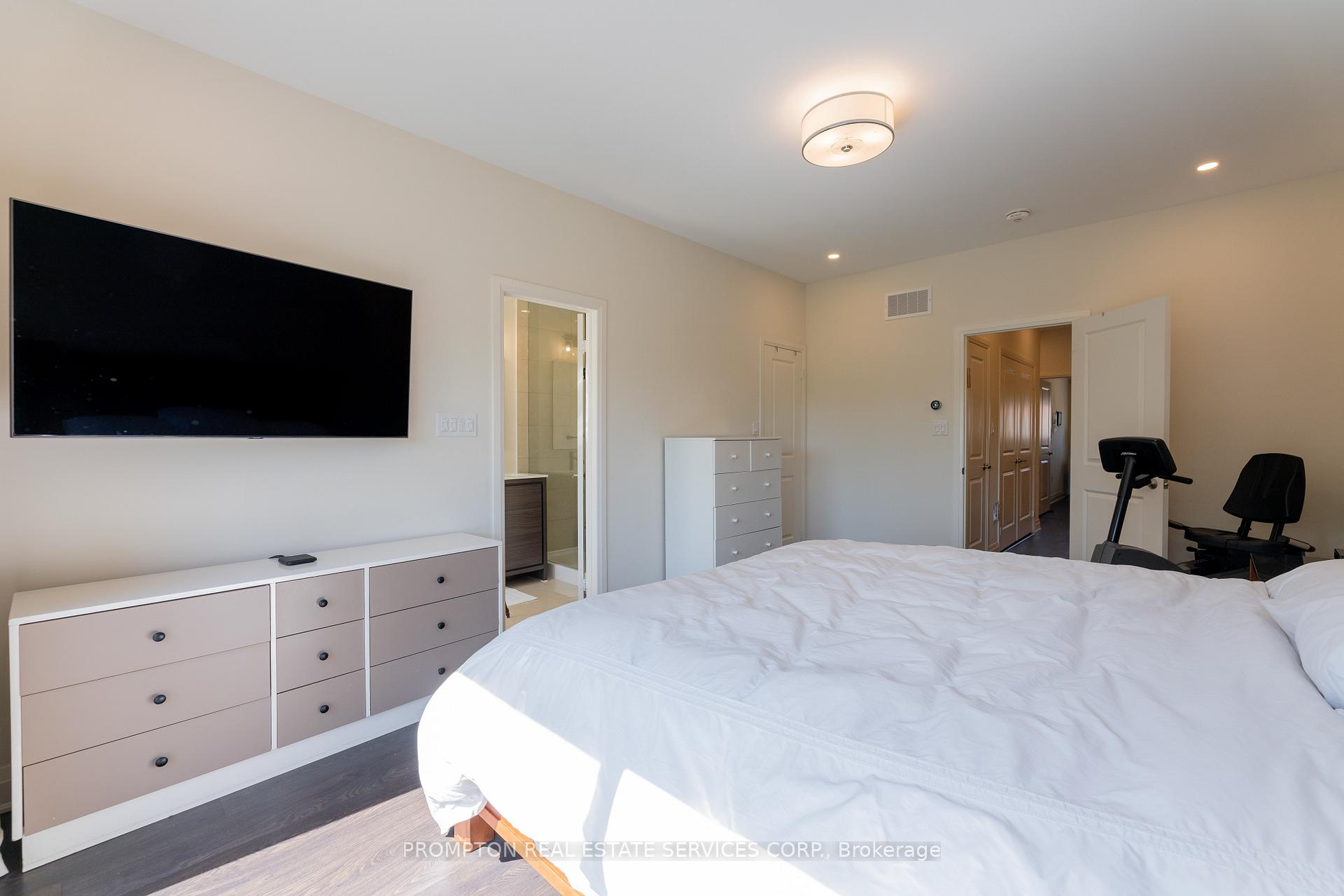 Photo 16 of 126 Arianna Crescent, Vaughan, Patterson — HOMEH
