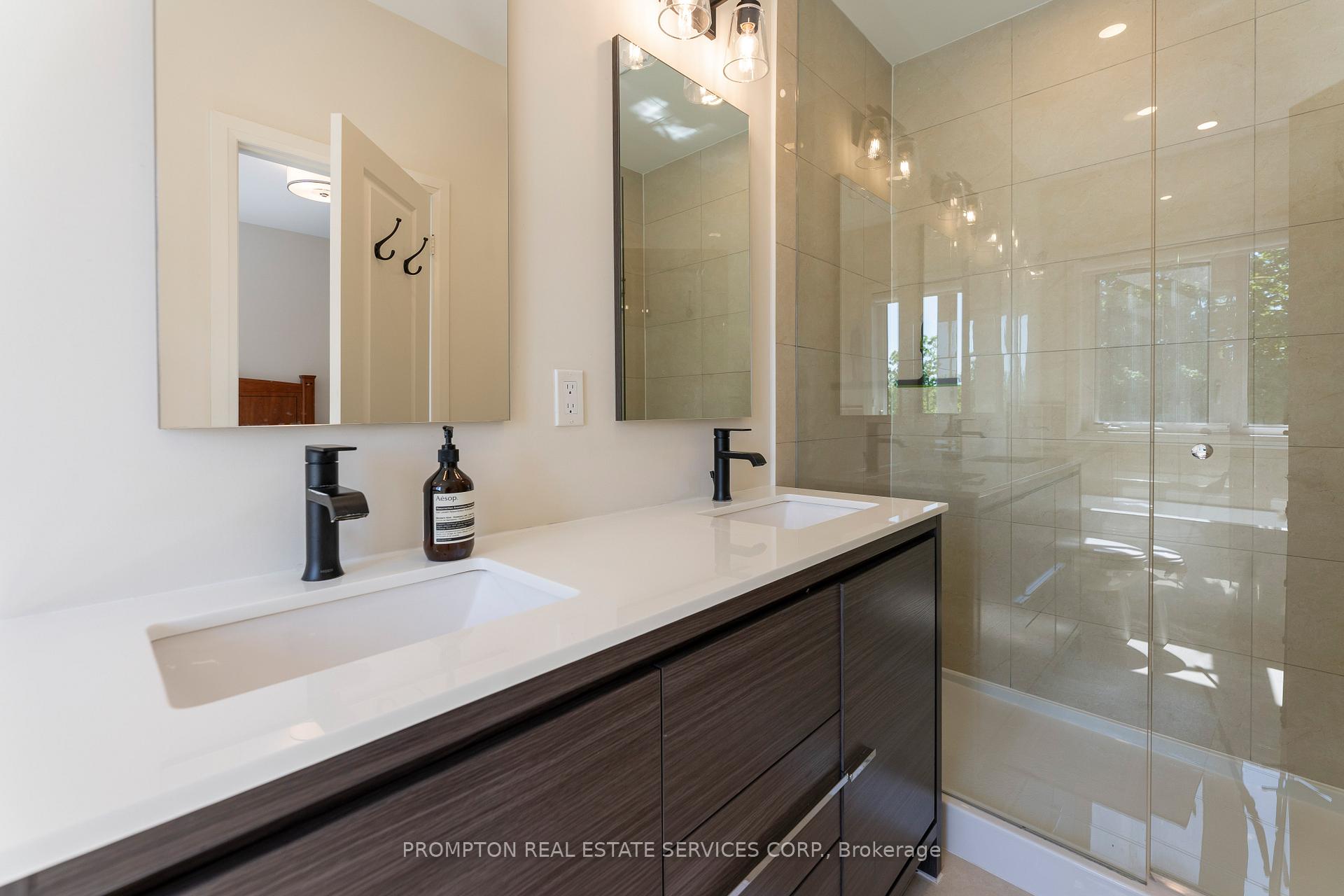 Photo 18 of 126 Arianna Crescent, Vaughan, Patterson — HOMEH