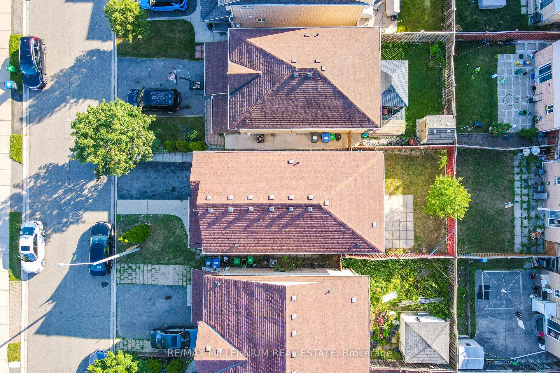 Photo 3 of 19 Earl Grey Crescent, Brampton, Fletcher's Meadow — HOMEH
