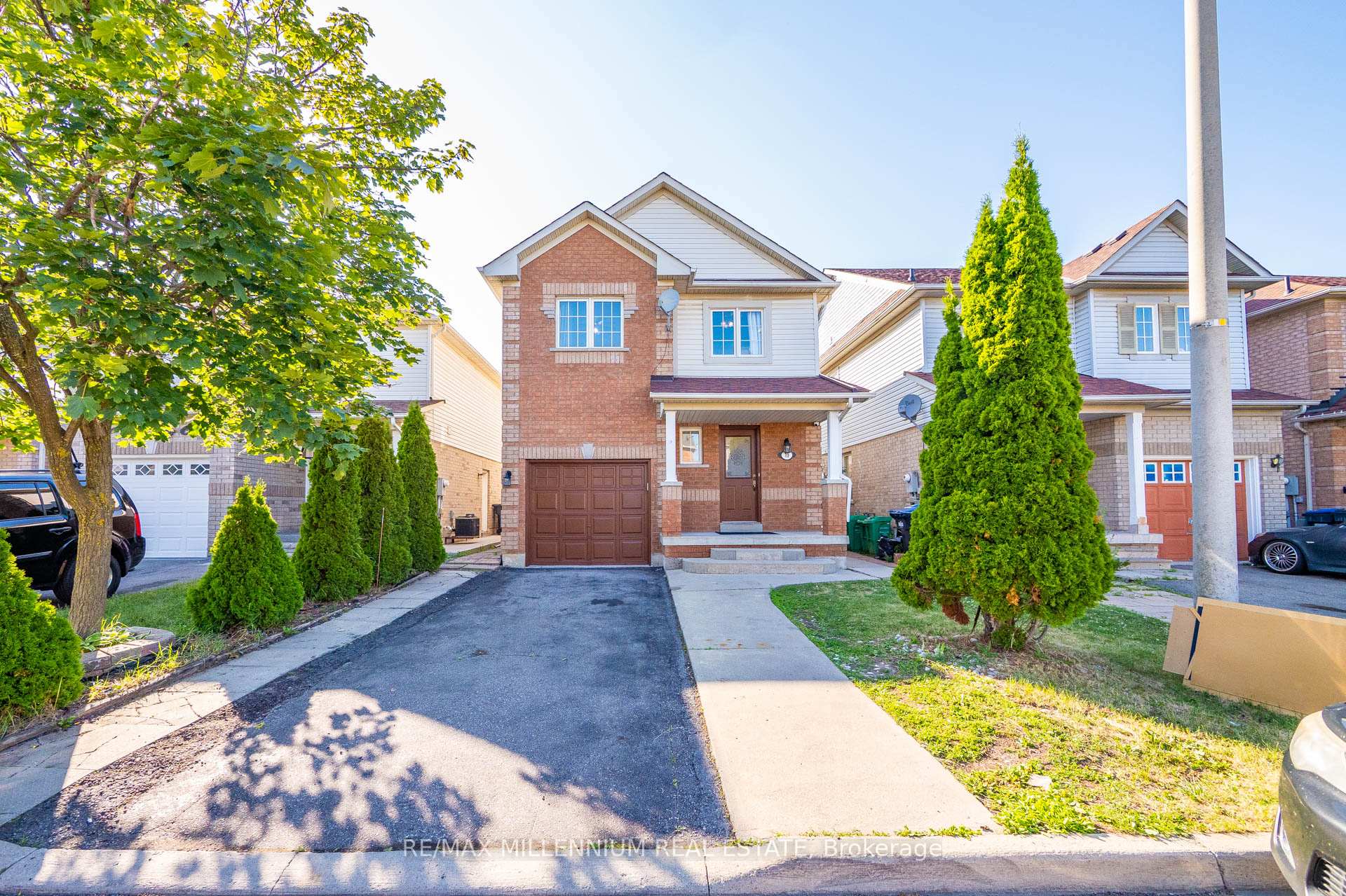 Photo 4 of 19 Earl Grey Crescent, Brampton, Fletcher's Meadow — HOMEH