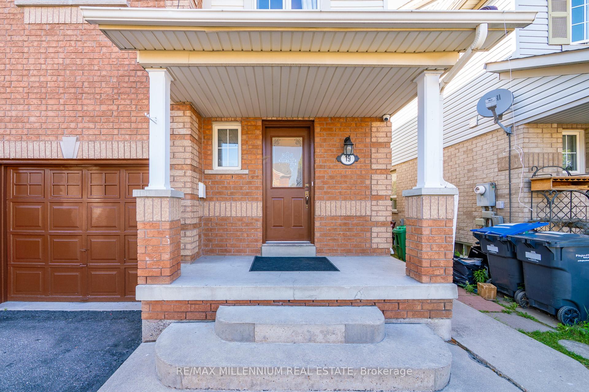 Photo 6 of 19 Earl Grey Crescent, Brampton, Fletcher's Meadow — HOMEH