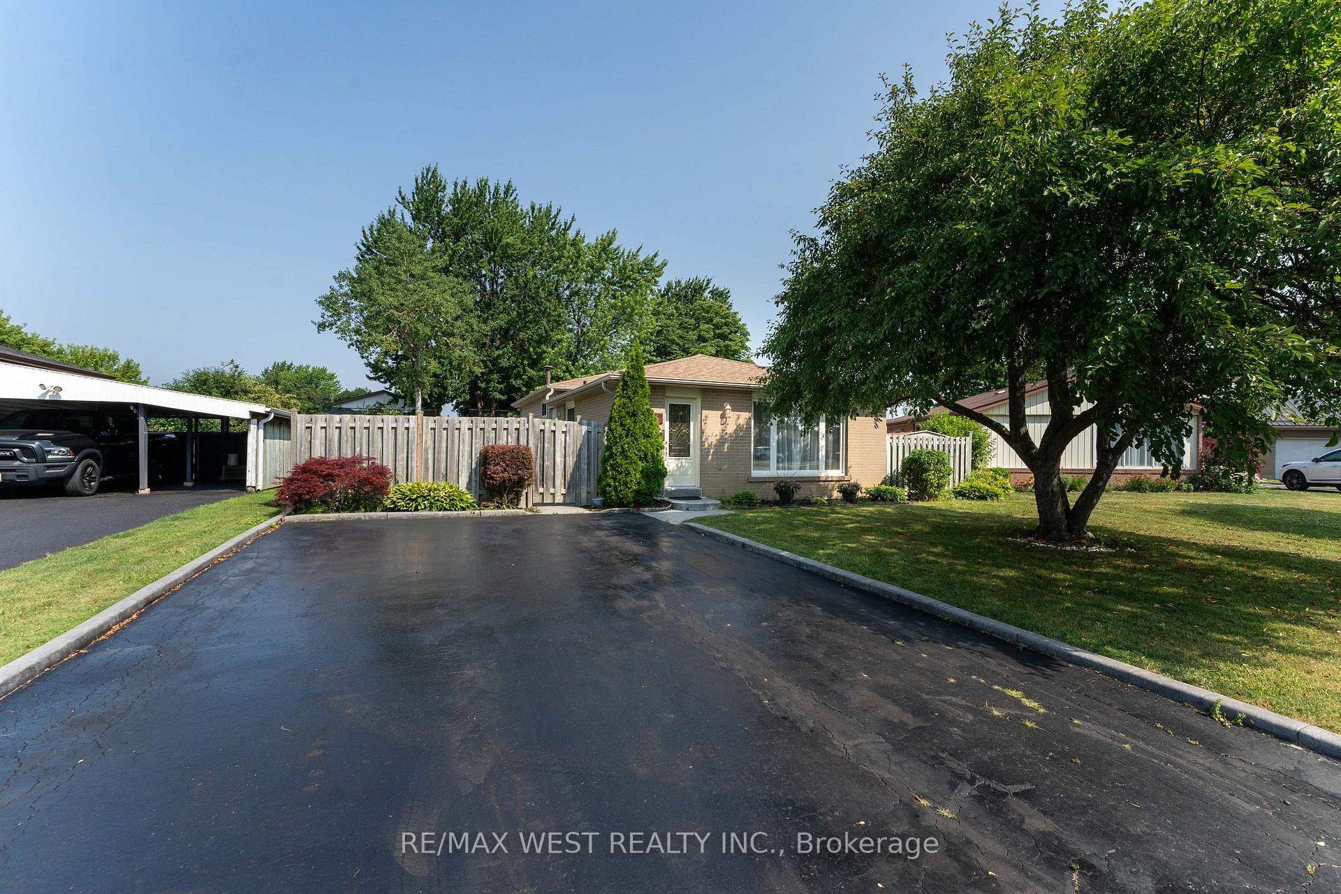 Photo 1 of 44 Fidelia Crescent, Brampton, Southgate — HOMEH