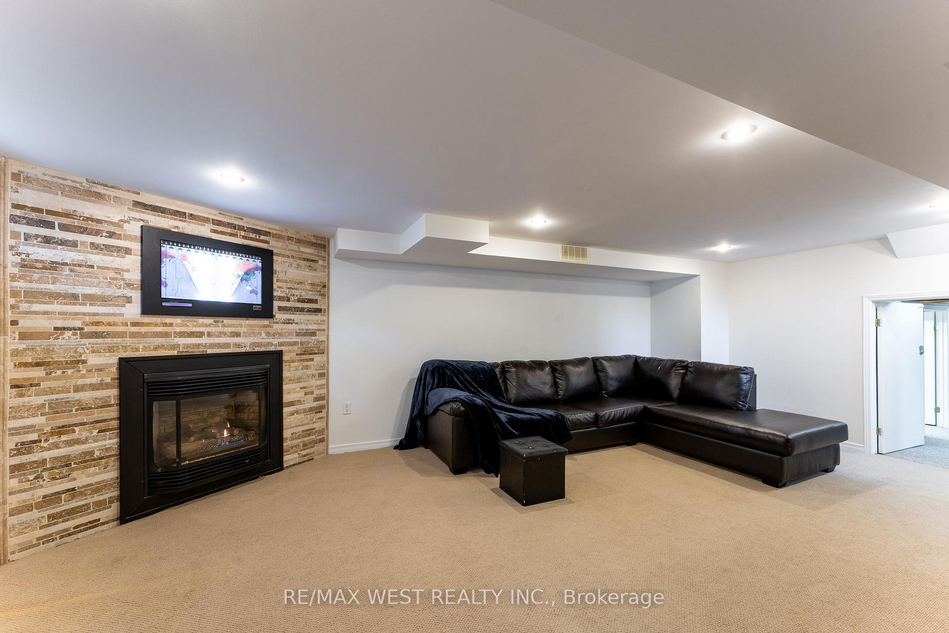 Photo 8 of 44 Fidelia Crescent, Brampton, Southgate — HOMEH