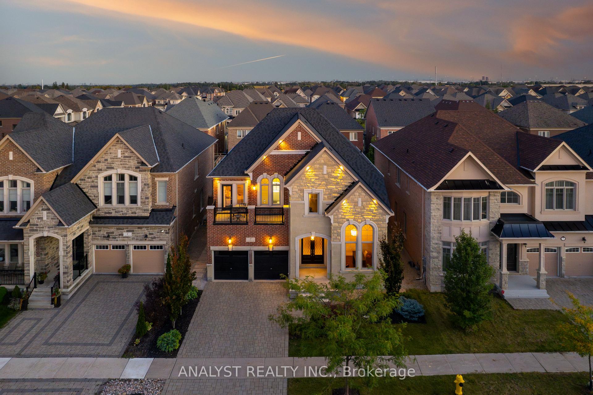 Photo 2 of 7 Torrey Pines Road, Vaughan, Kleinburg — HOMEH