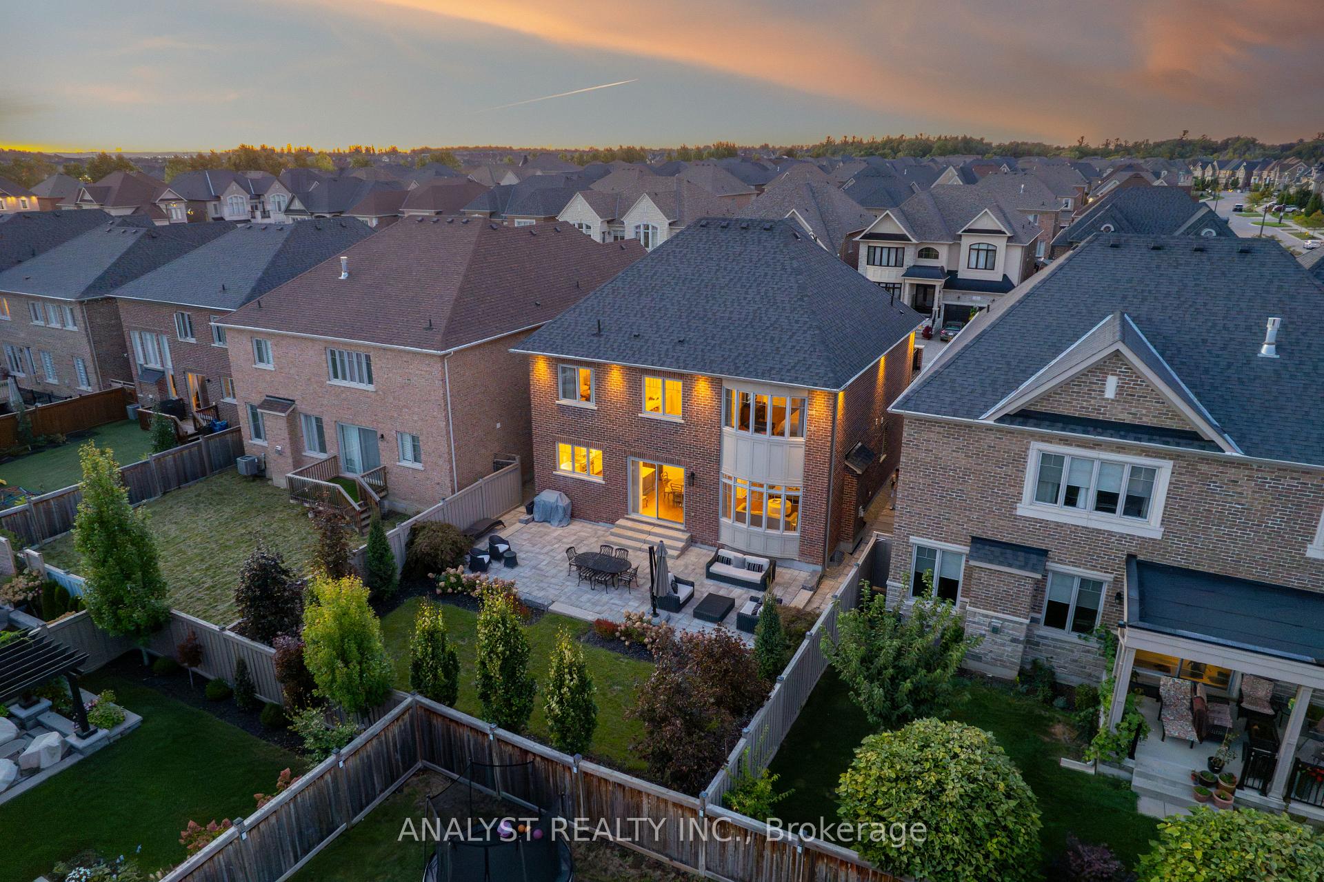 Photo 4 of 7 Torrey Pines Road, Vaughan, Kleinburg — HOMEH