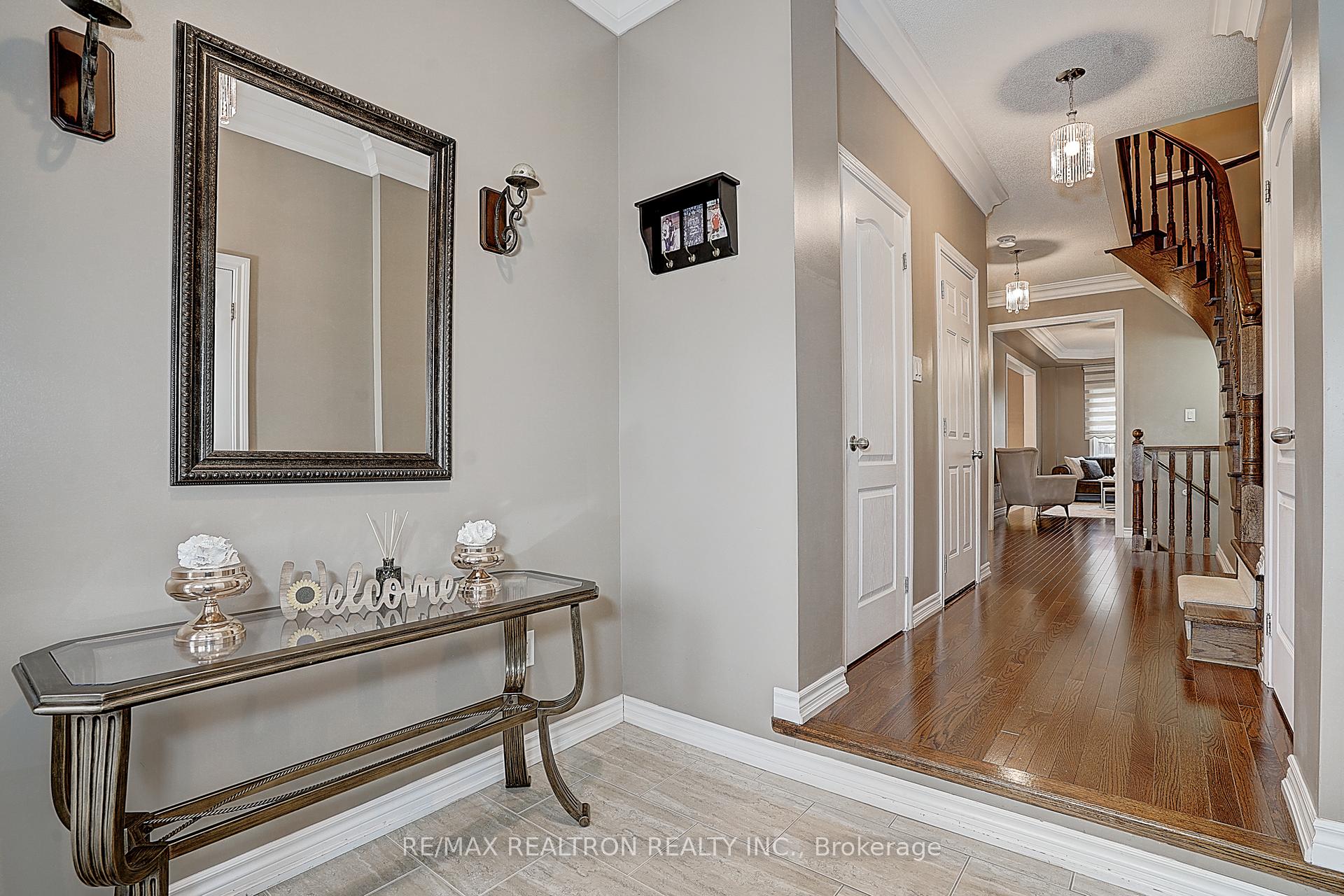 Photo 3 of 121 White Beach Crescent, Vaughan, Patterson — HOMEH