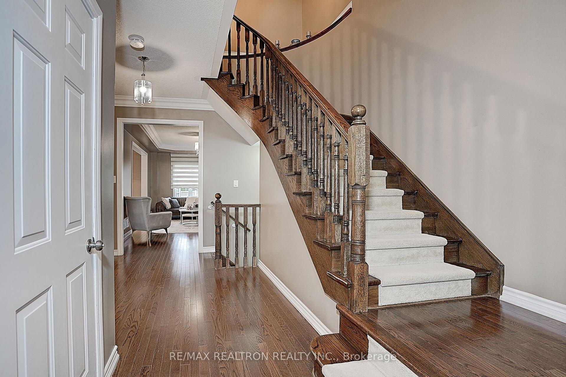 Photo 4 of 121 White Beach Crescent, Vaughan, Patterson — HOMEH