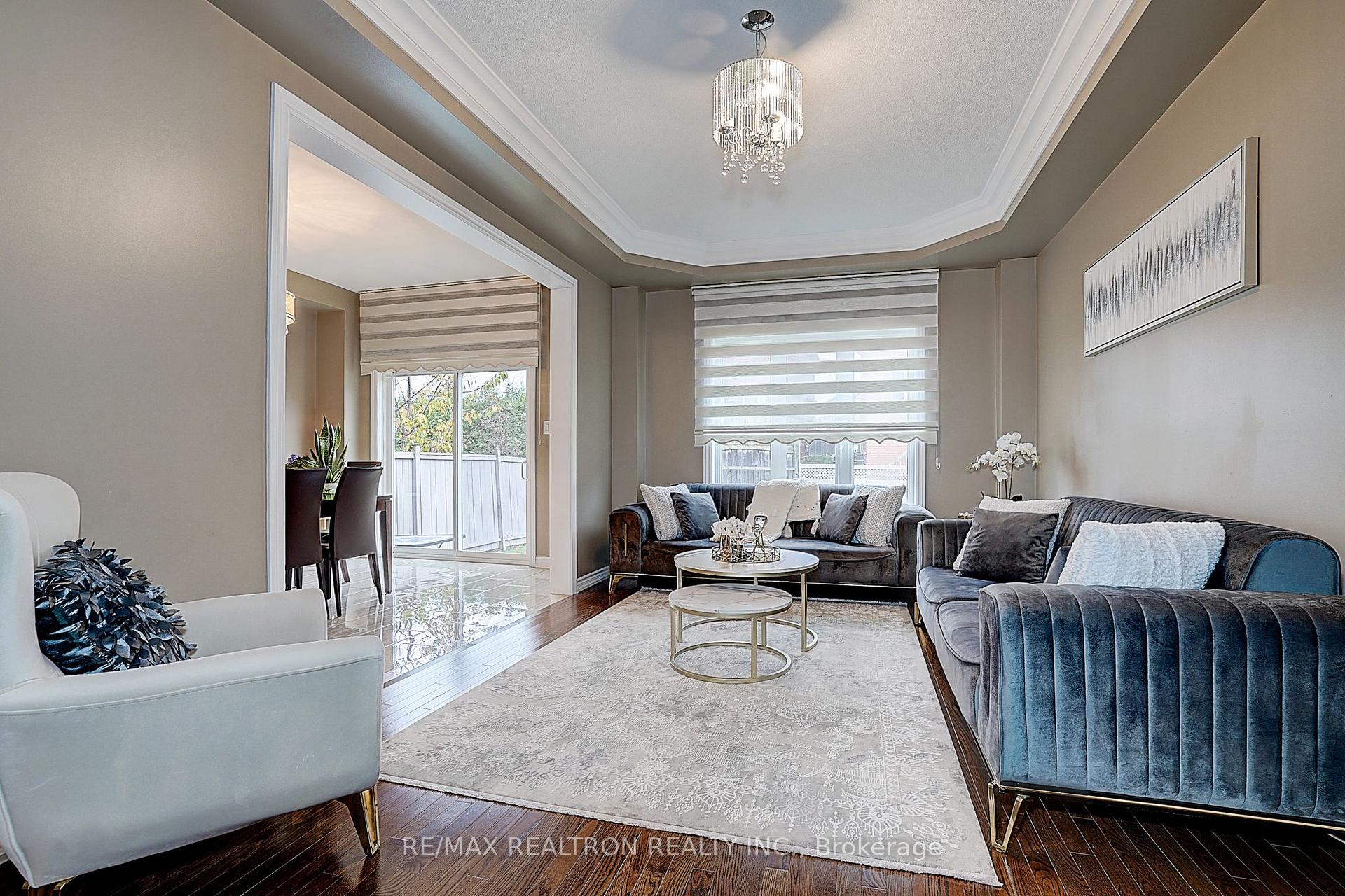 Photo 5 of 121 White Beach Crescent, Vaughan, Patterson — HOMEH