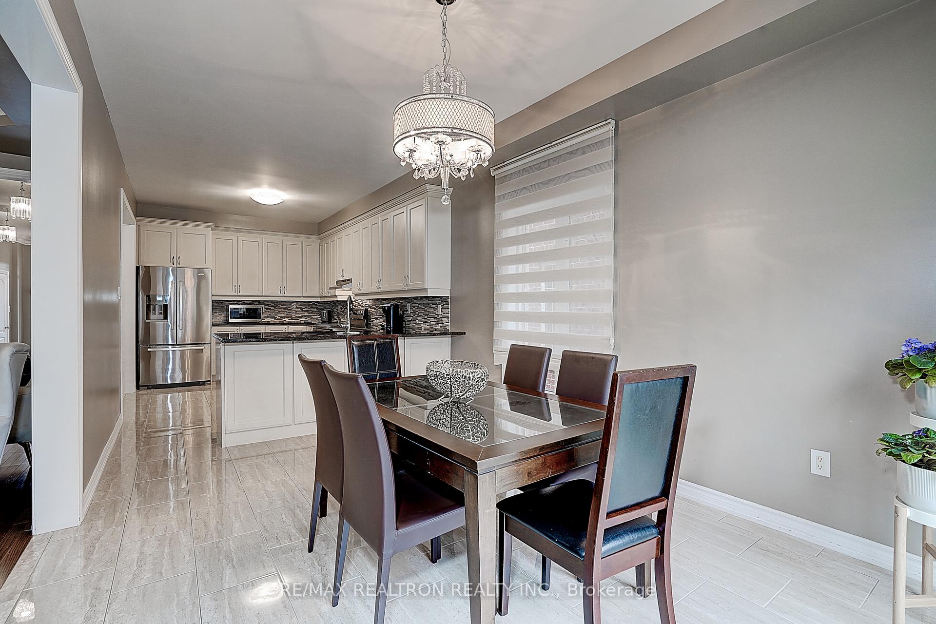 Photo 8 of 121 White Beach Crescent, Vaughan, Patterson — HOMEH