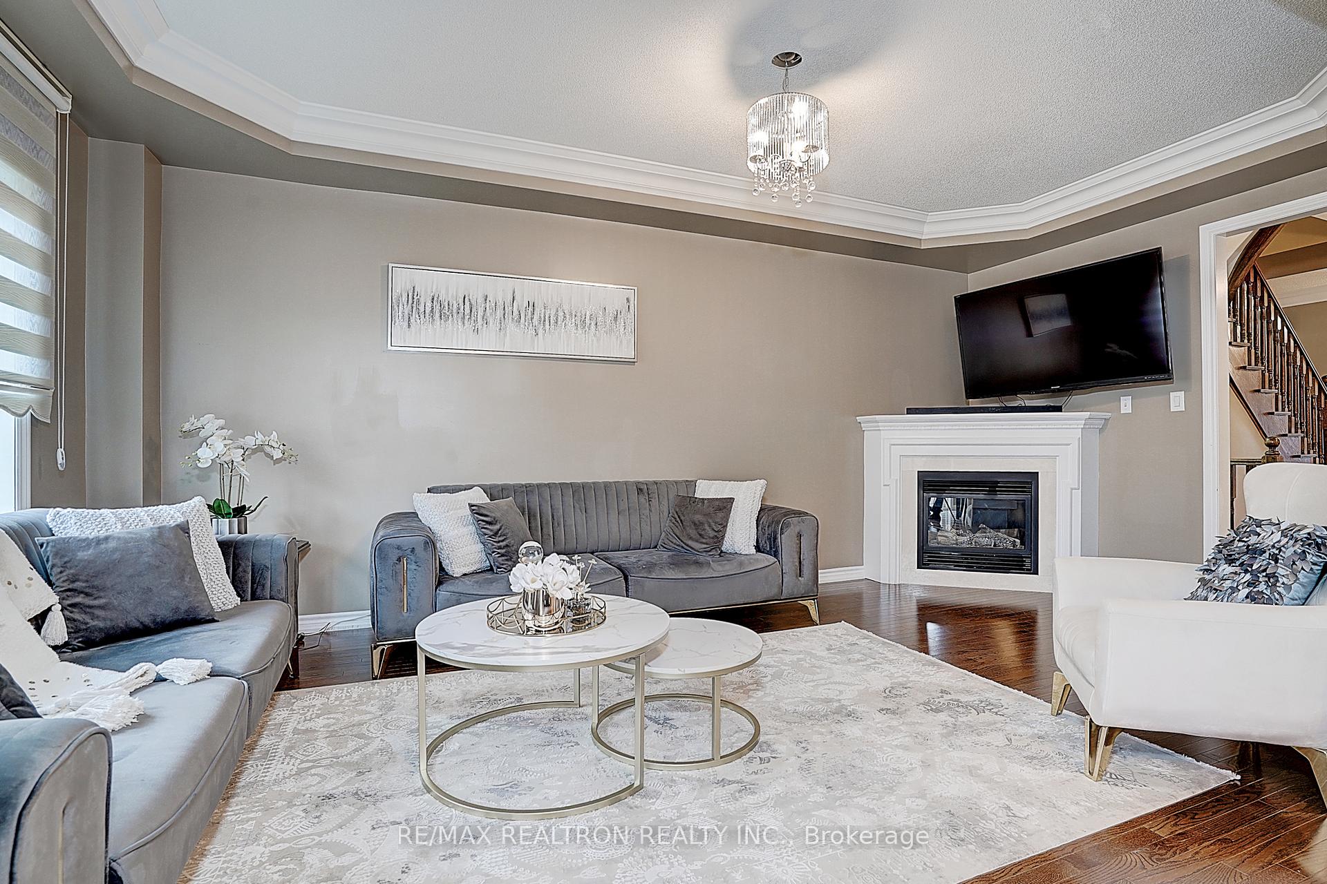 Photo 10 of 121 White Beach Crescent, Vaughan, Patterson — HOMEH