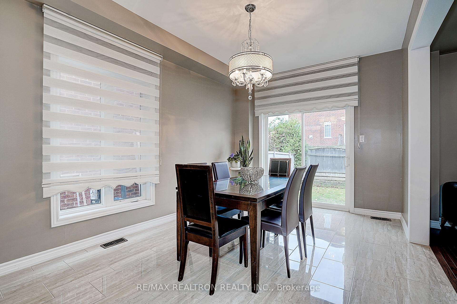 Photo 11 of 121 White Beach Crescent, Vaughan, Patterson — HOMEH