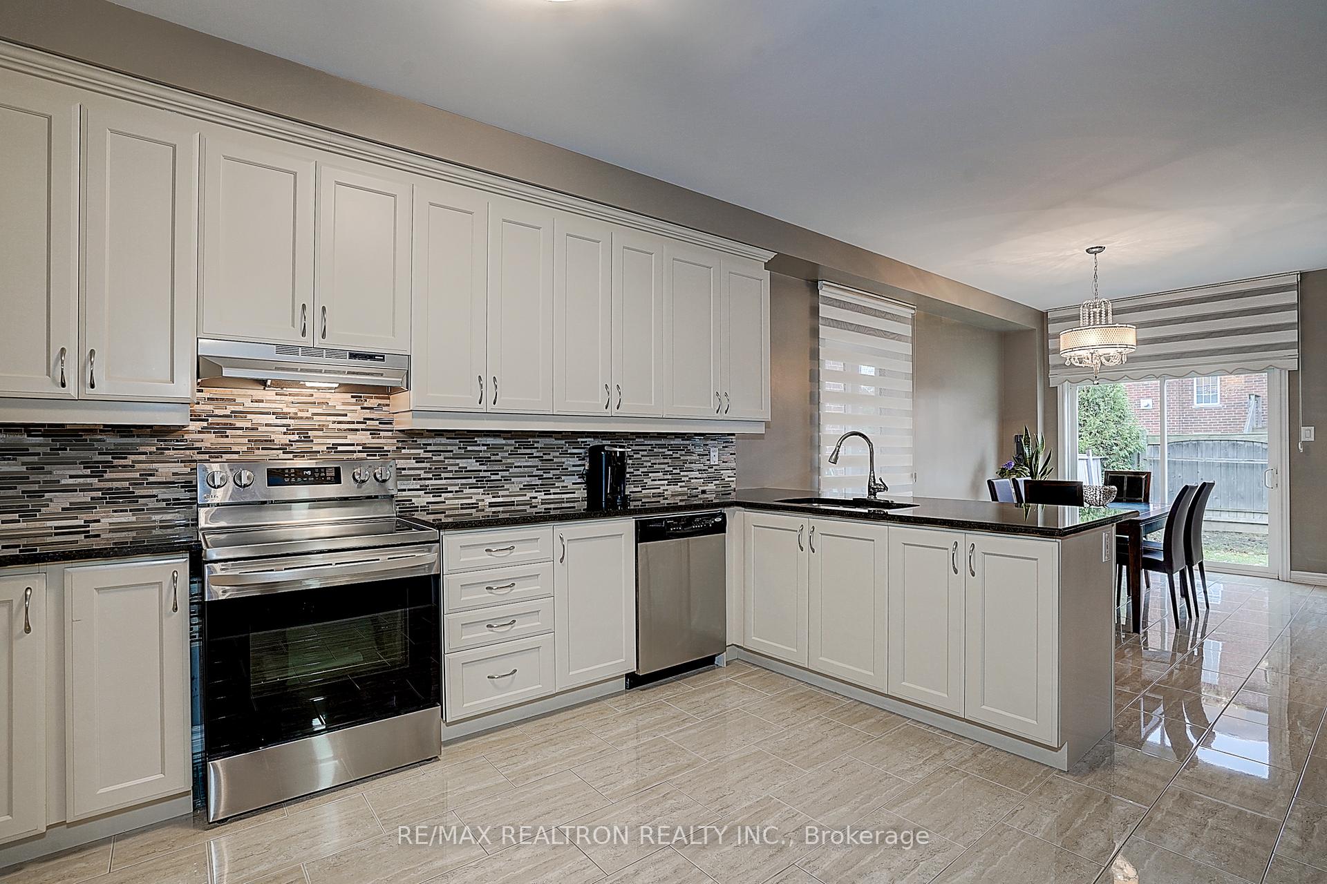 Photo 12 of 121 White Beach Crescent, Vaughan, Patterson — HOMEH