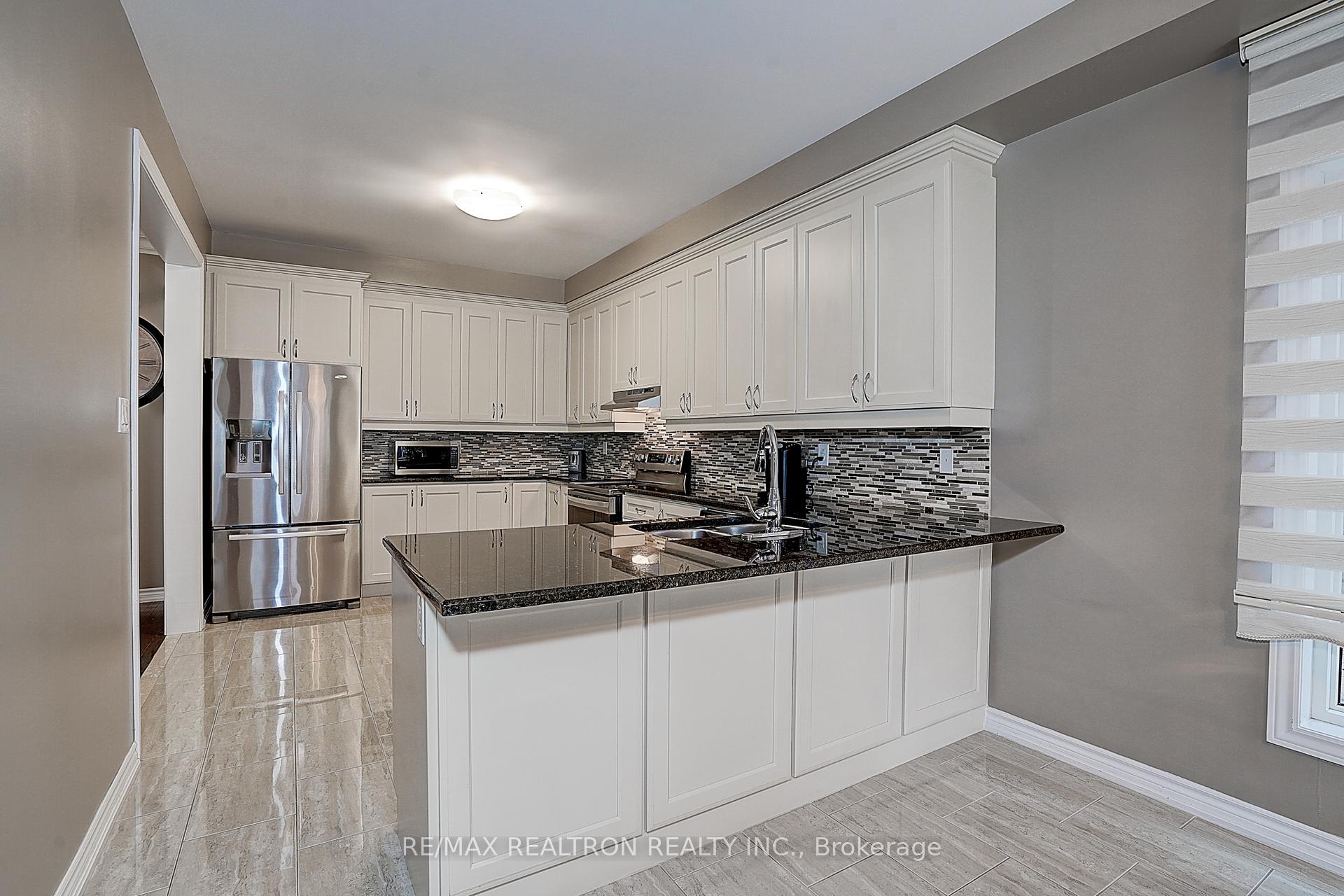 Photo 13 of 121 White Beach Crescent, Vaughan, Patterson — HOMEH